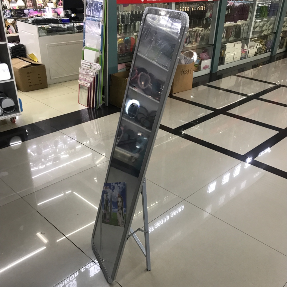 Dressing mirror with a stand details Picture