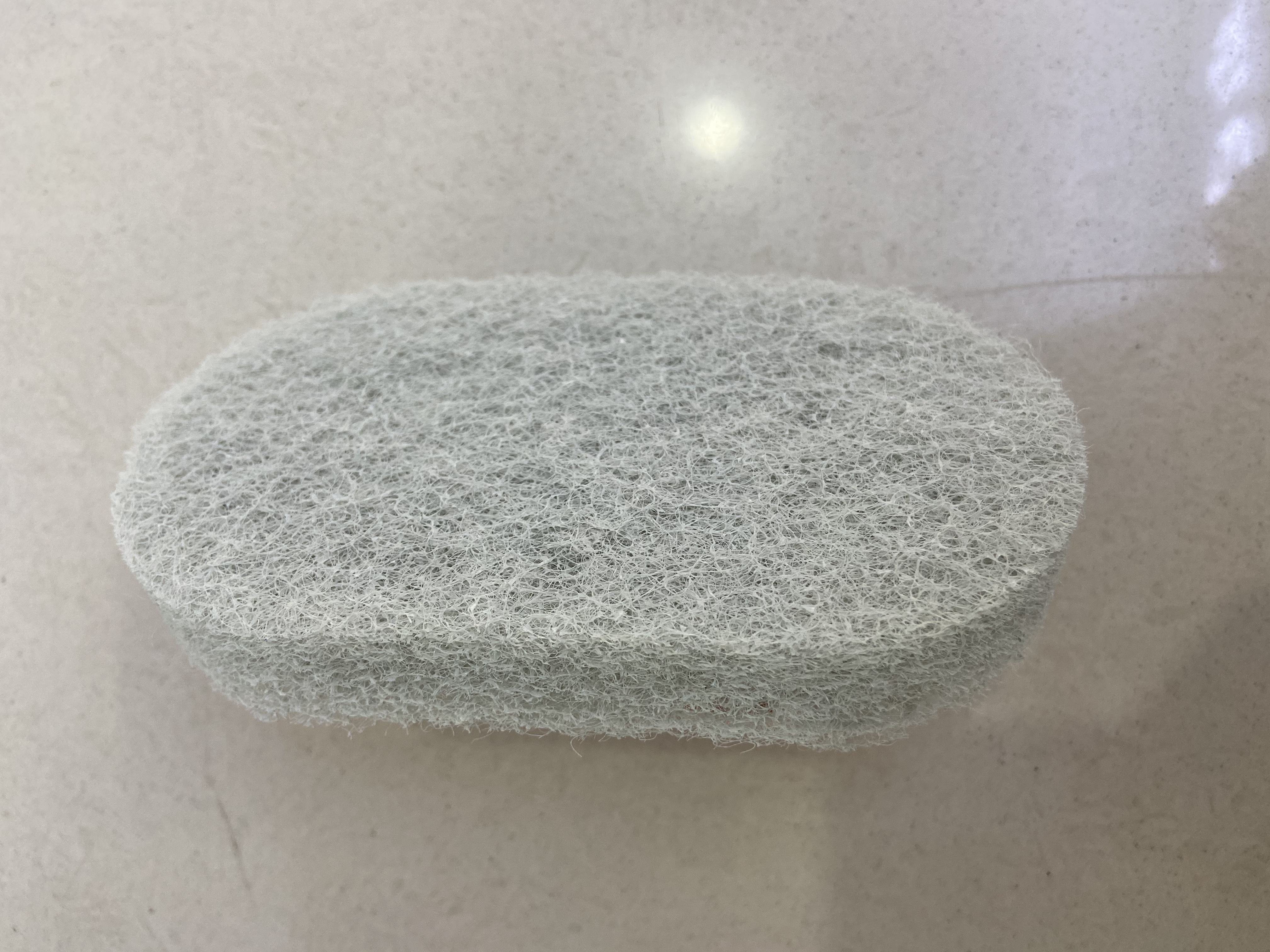 An 8-shaped cleaning brush Item Picture