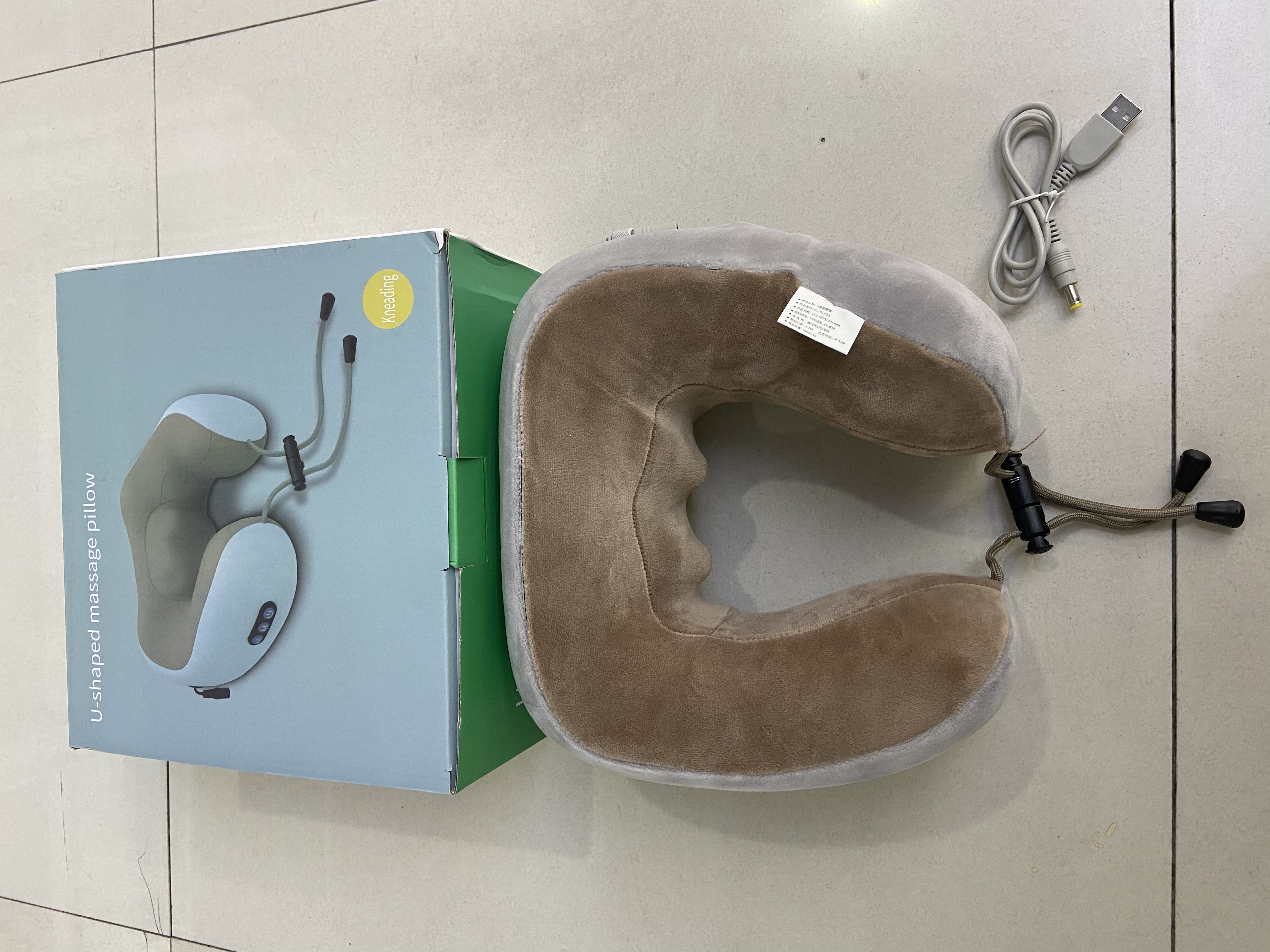 Kneading and vibrating massage pillow