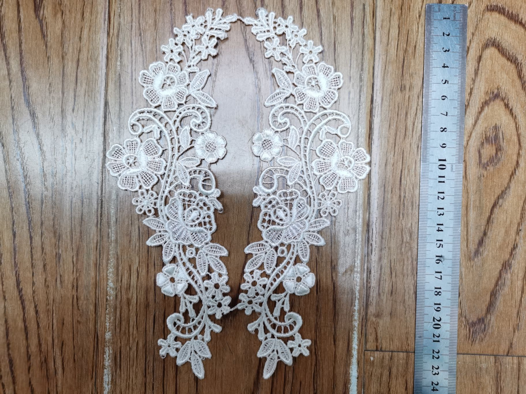 The front of the flower-patterned dress is decorated with floral patterns Specification image