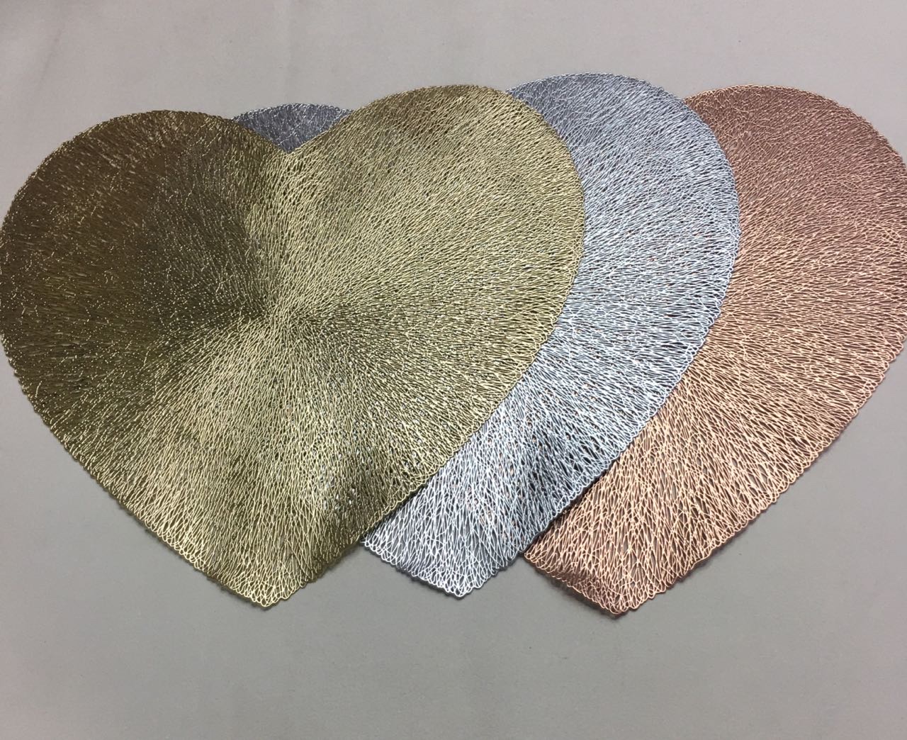 New heart-shaped cicada wing random thread heat insulation pad, household European-style placemat, PVC table mat, heat-resistant and heat-insulating Western placemat Application Scenario