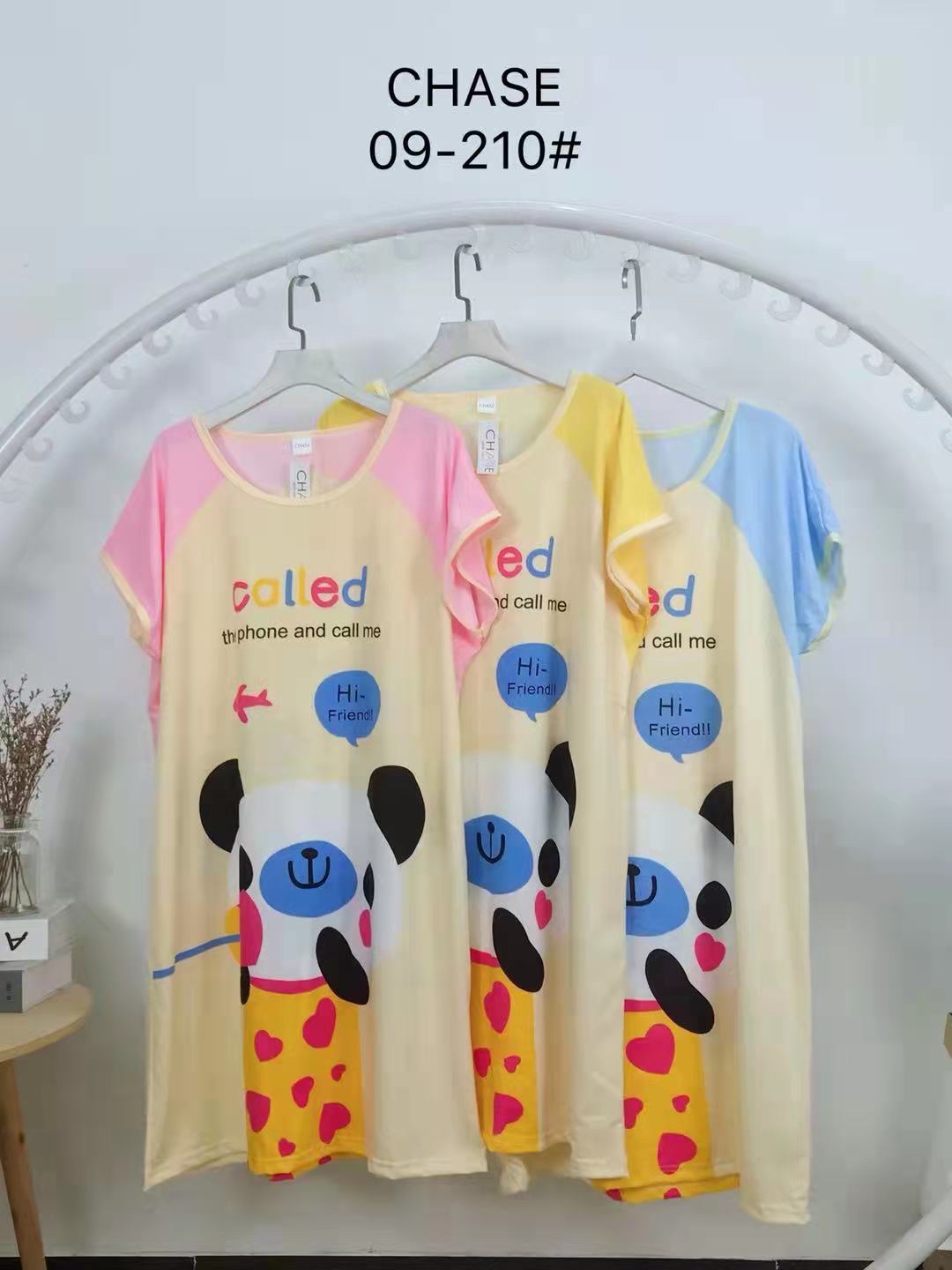 牛奶丝卡通印花睡裙白底实物图