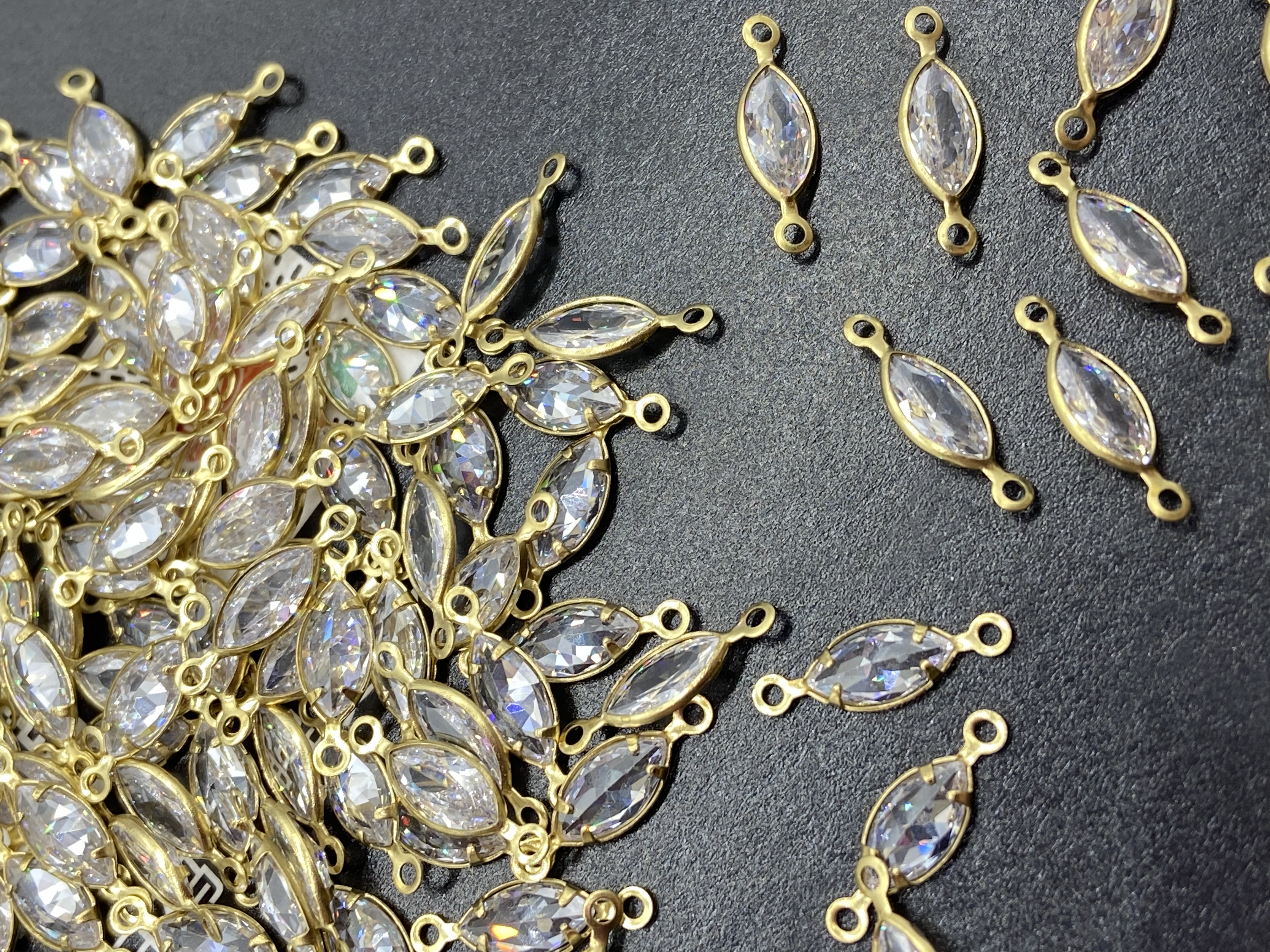 Zircon copper accessories, zircon claw jewelry, wedding dress shoes and clothing accessories, DIY handcrafted accessories details Picture