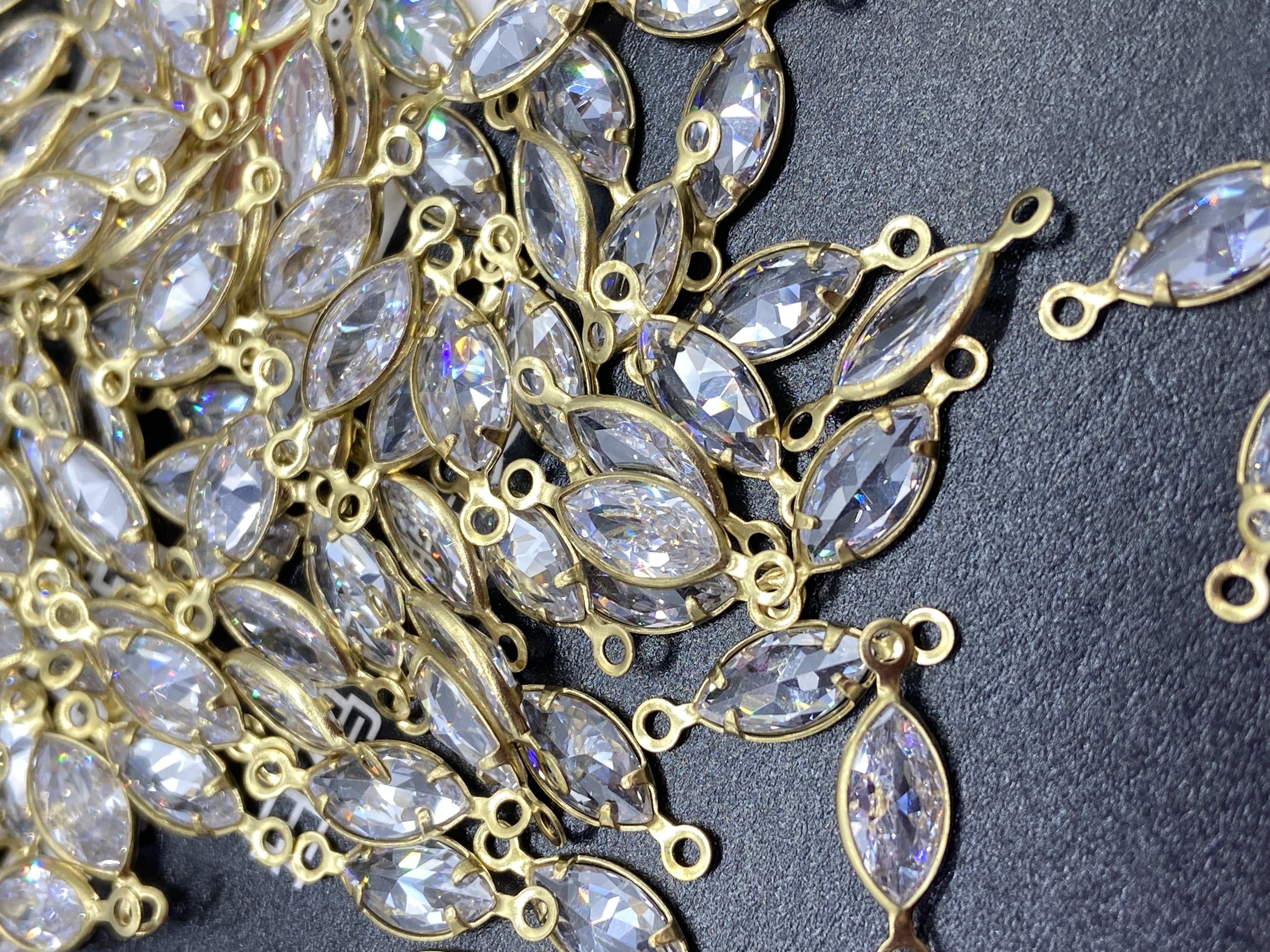 Zircon copper accessories, zircon claw jewelry, wedding dress shoes and clothing accessories, DIY handcrafted accessories Specification image