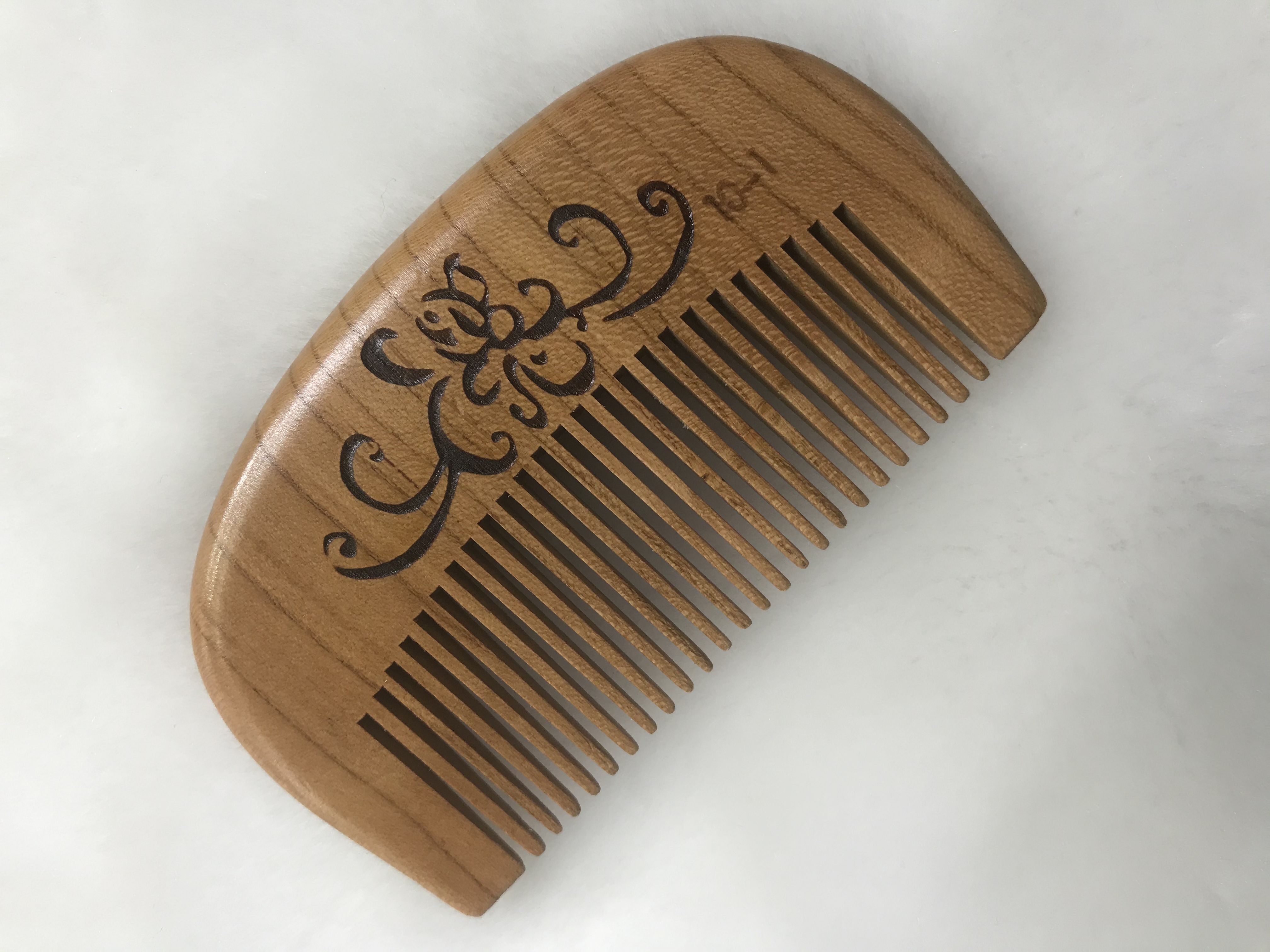Premium peach wood comb detail image 1