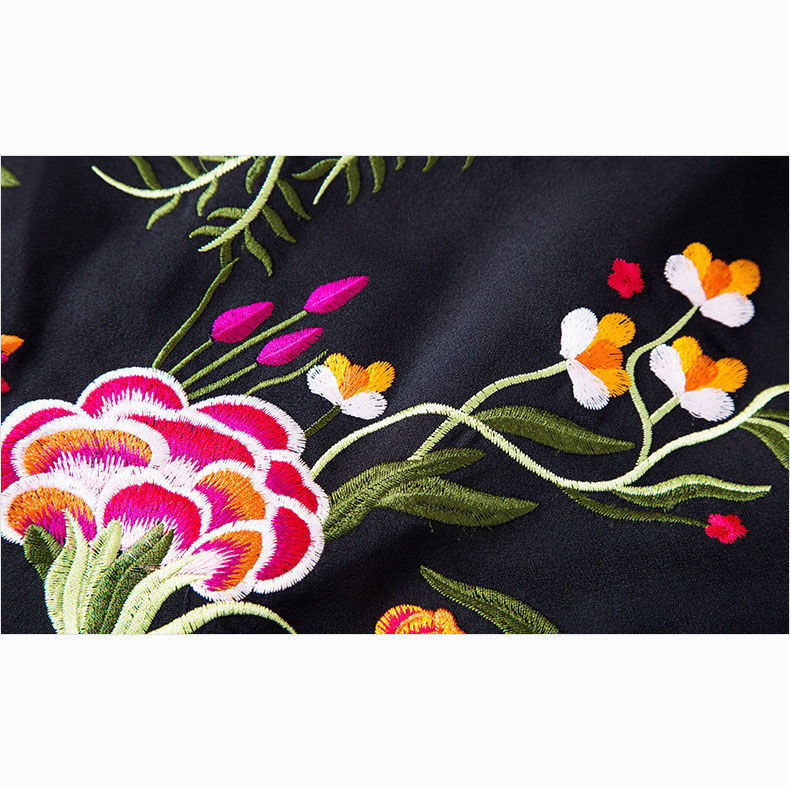 Chinese-style embroidered velvet sportswear set 2022 Autumn New casual and stylish embroidered coat, straight-leg pants two-piece set for women detail image 5