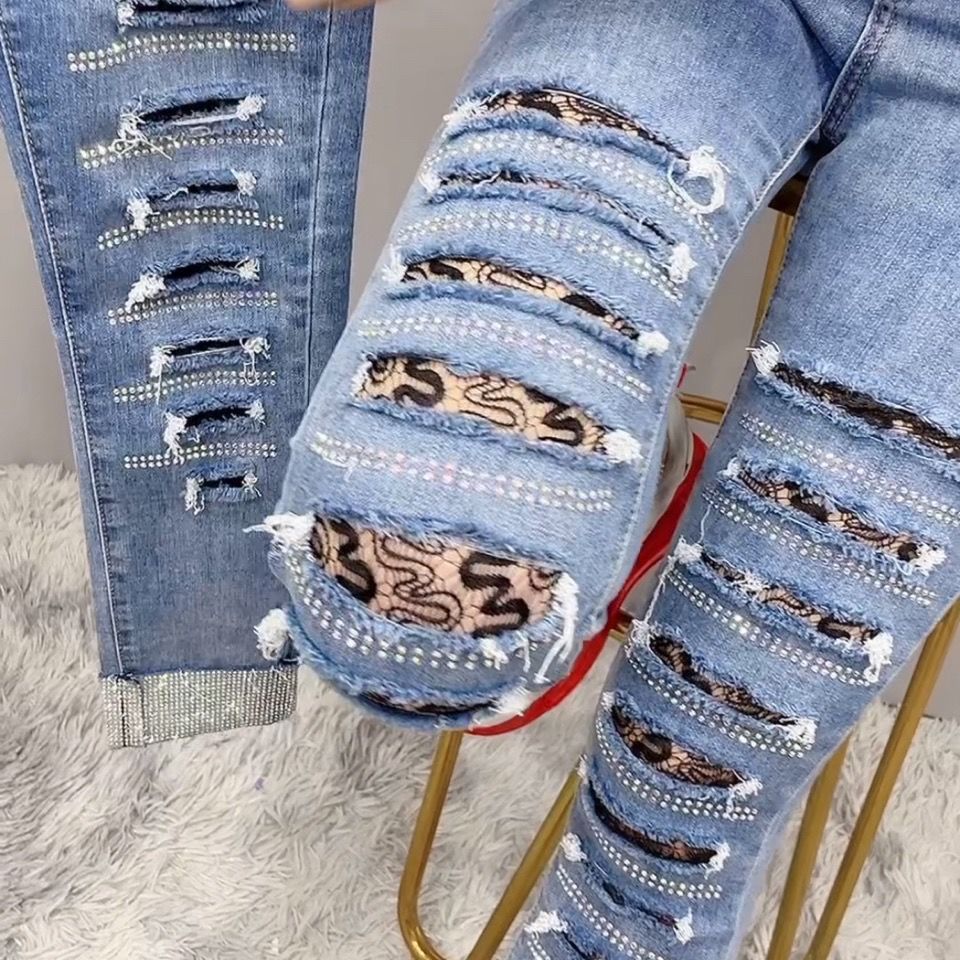 European Station 2022 Summer New bestsellers Ripped high-temperature embossed diamond jeans, fashionable and personalized women's pants detail image 3