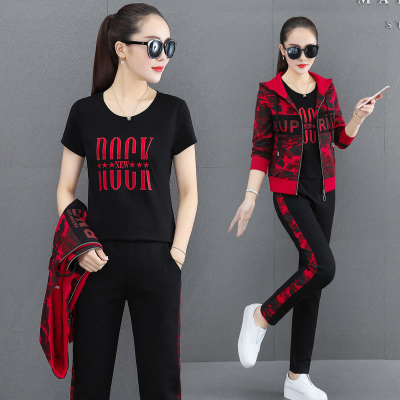 The 2022 autumn new Korean-style fashionable and stylish outdoor hooded long-sleeved three-piece camouflage sportswear set is trendy