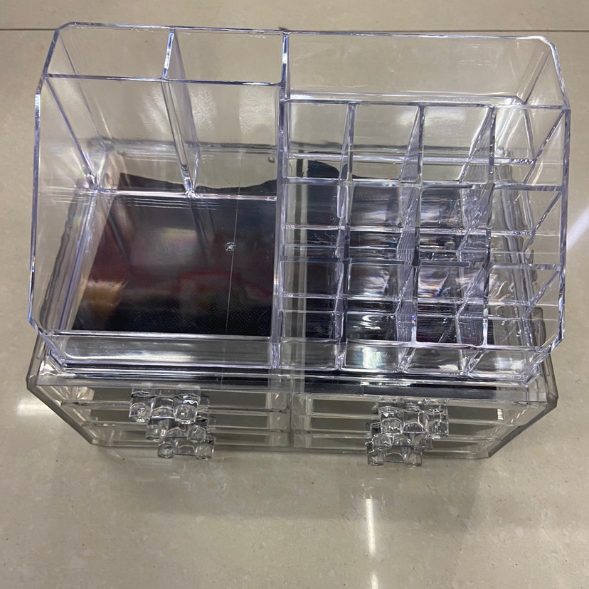 A 6-compartment cosmetic box Specification image