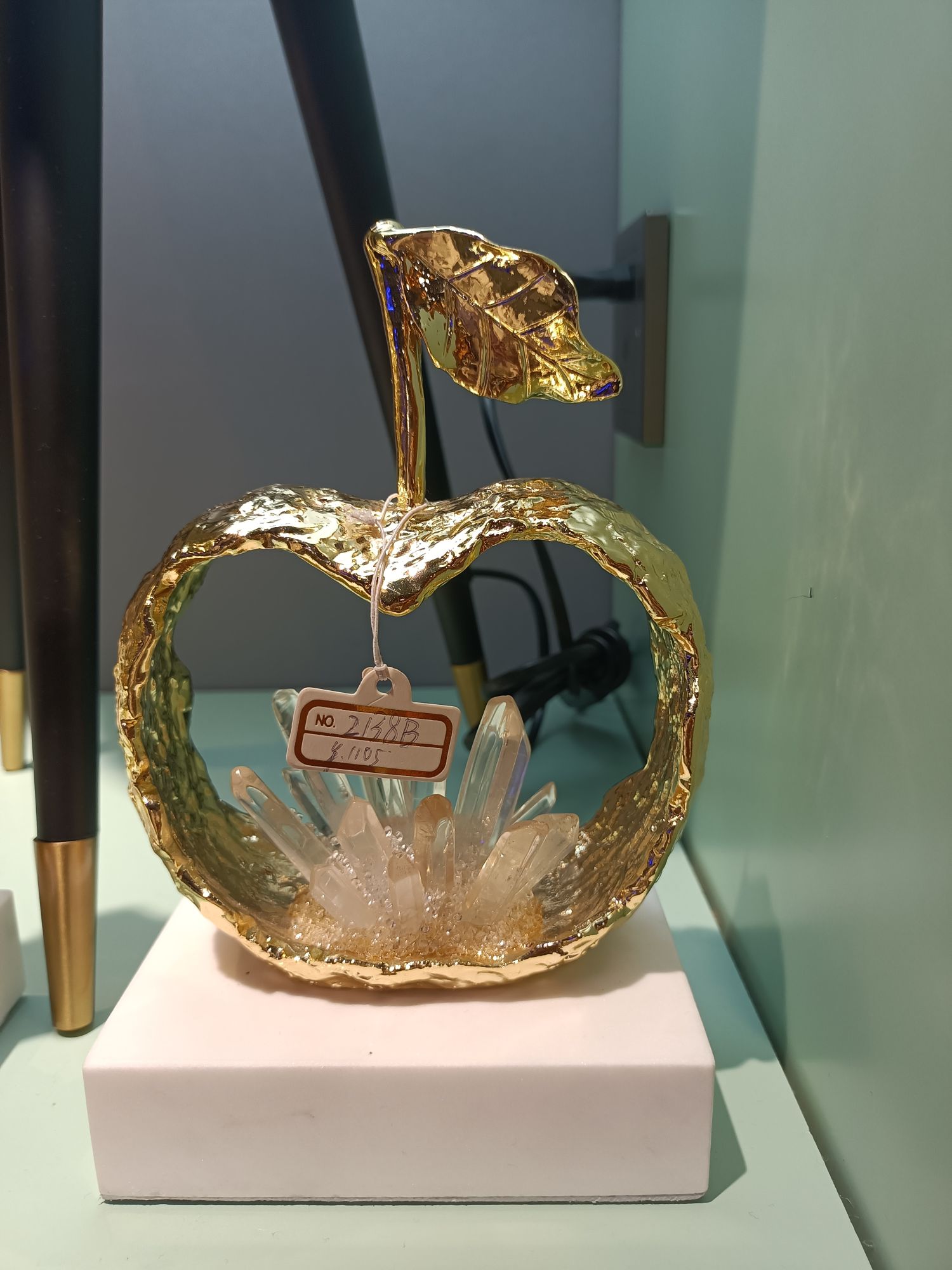 Light luxury home furnishings bring peace and safety