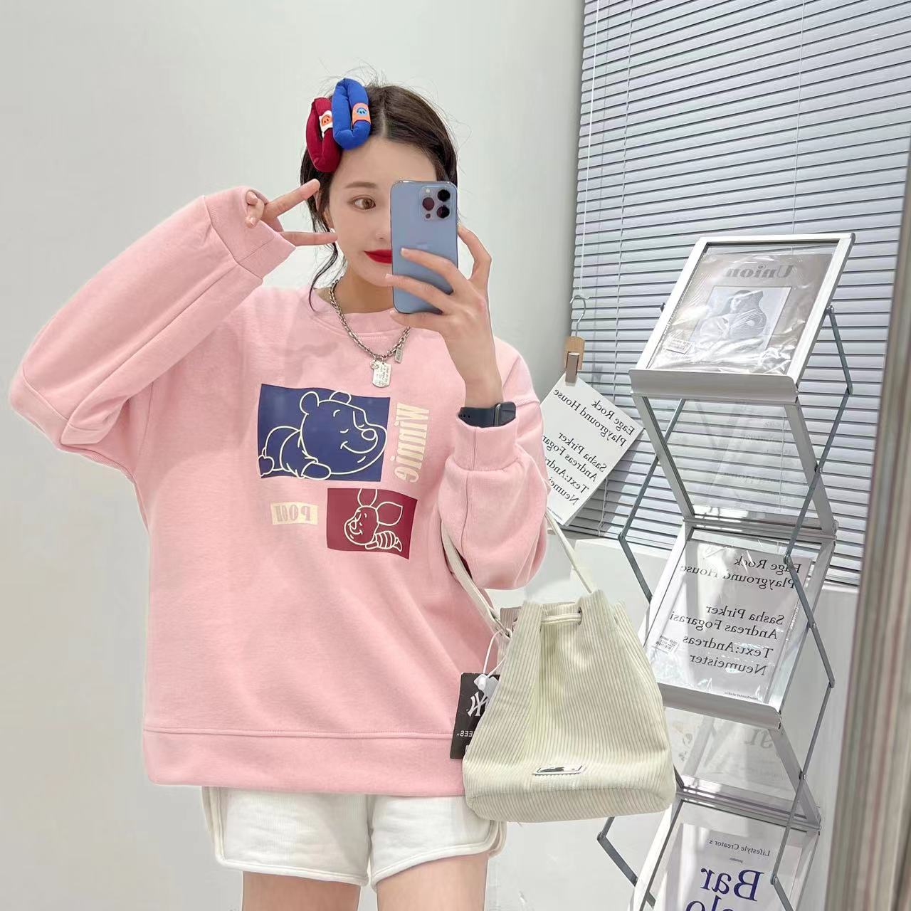 The side-slit round-neck hoodie with a loose hem is a thin and fashionable top for women's early spring in 2022 detail image 9