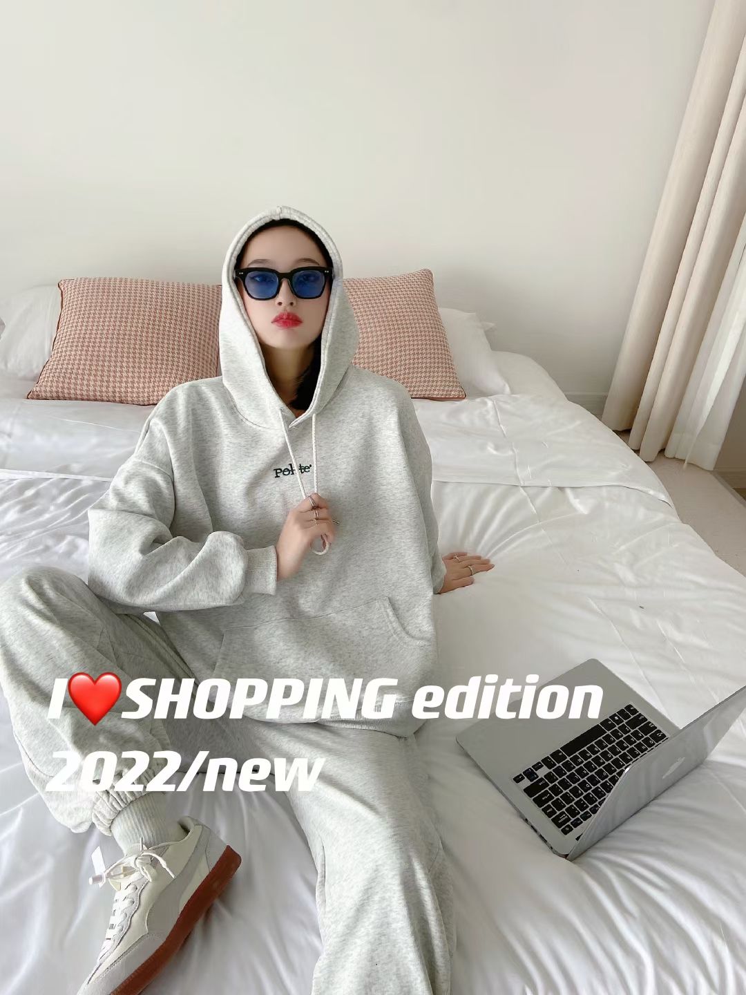 The candy-colored hooded sweatshirt is versatile for women, loose and eye-catching. The new spring 2022 pullover design is a trendy and niche top Specification image