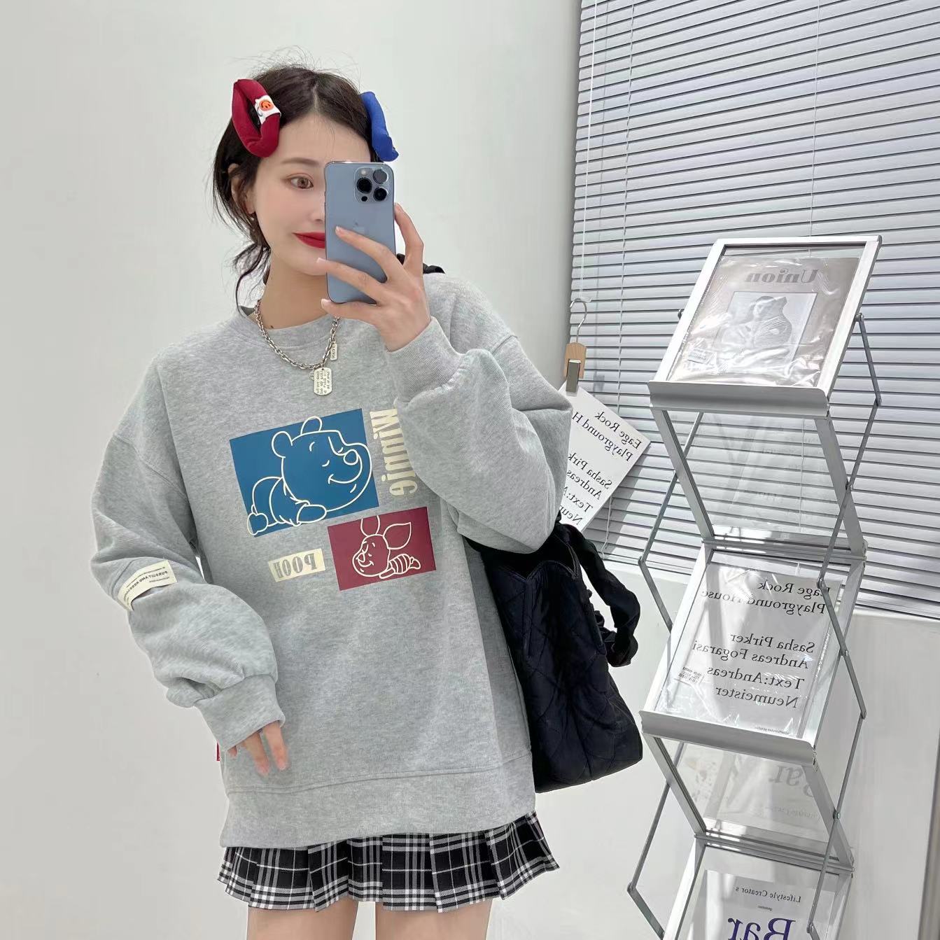 The side-slit round-neck hoodie with a loose hem is a thin and fashionable top for women's early spring in 2022 detail image 5