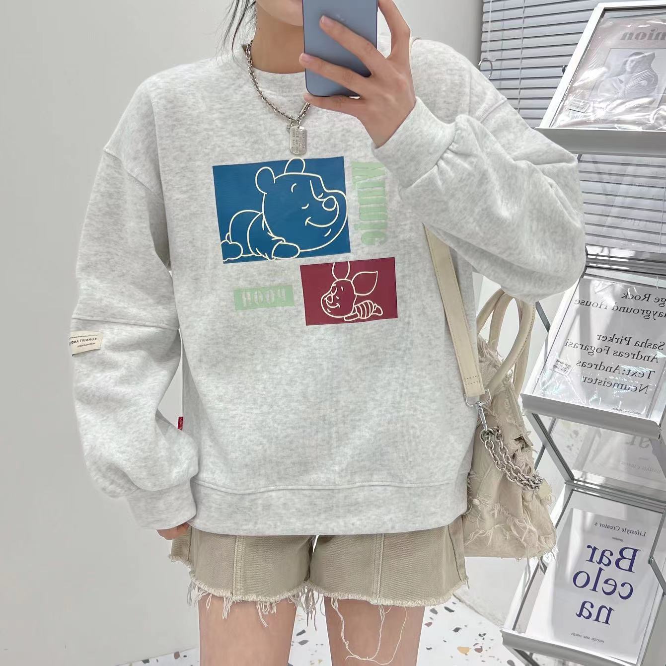 The side-slit round-neck hoodie with a loose hem is a thin and fashionable top for women's early spring in 2022