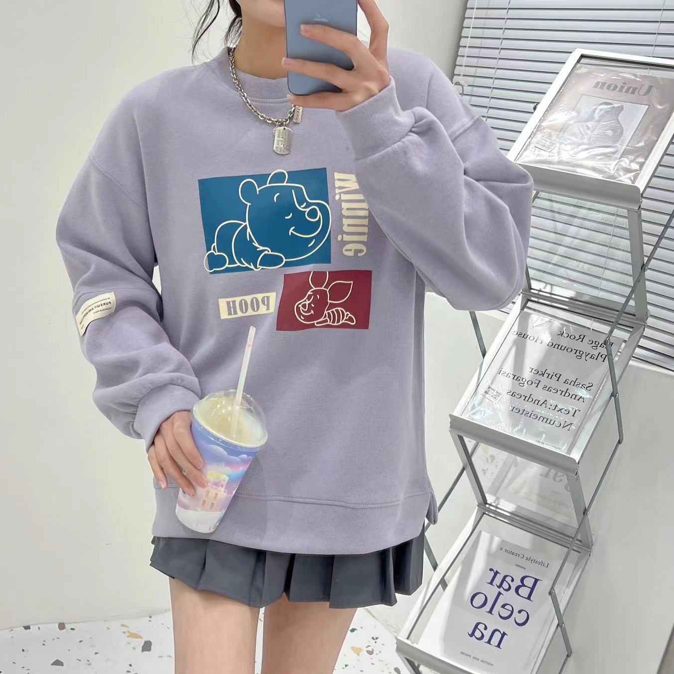 The side-slit round-neck hoodie with a loose hem is a thin and fashionable top for women's early spring in 2022 detail image 6