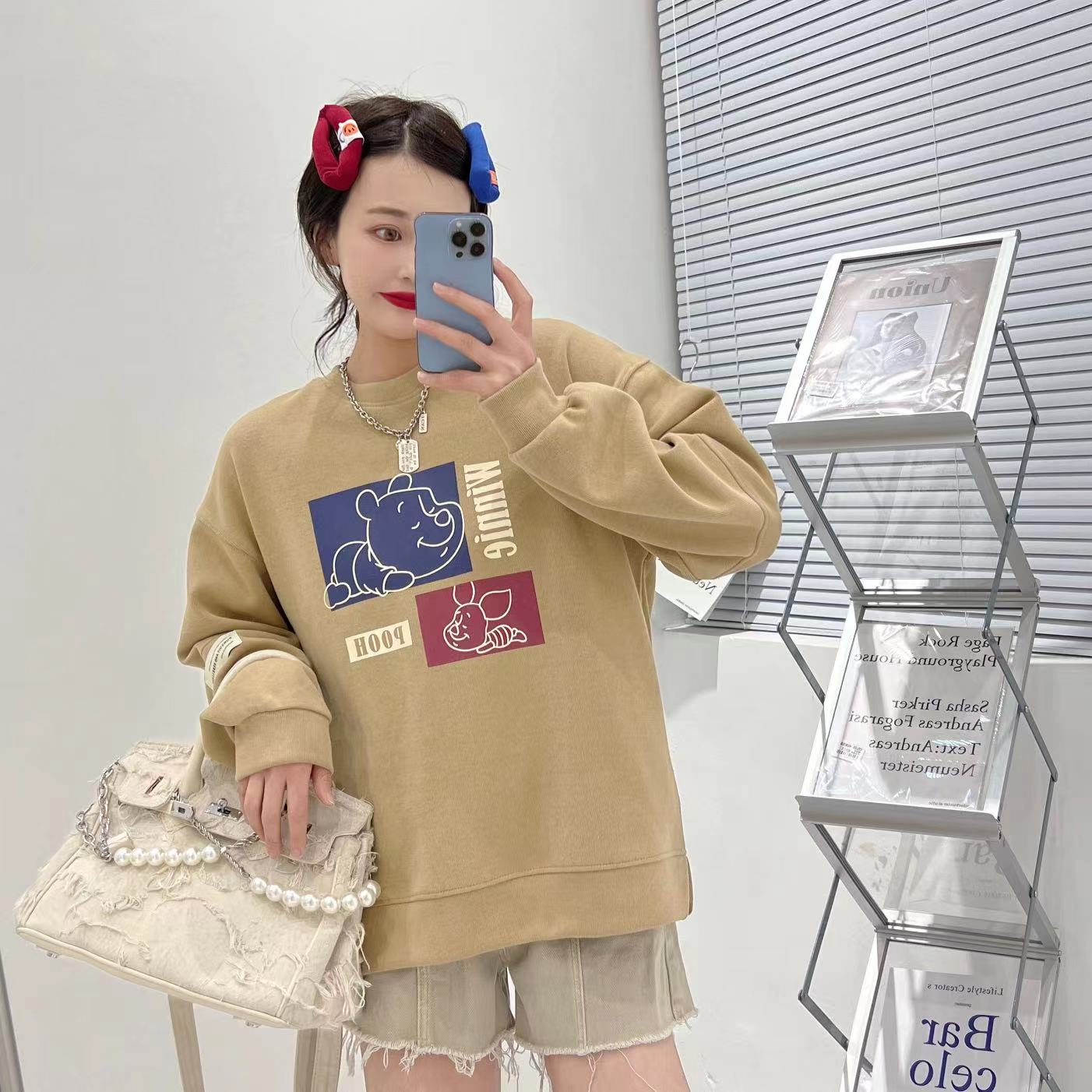 The side-slit round-neck hoodie with a loose hem is a thin and fashionable top for women's early spring in 2022 details Picture