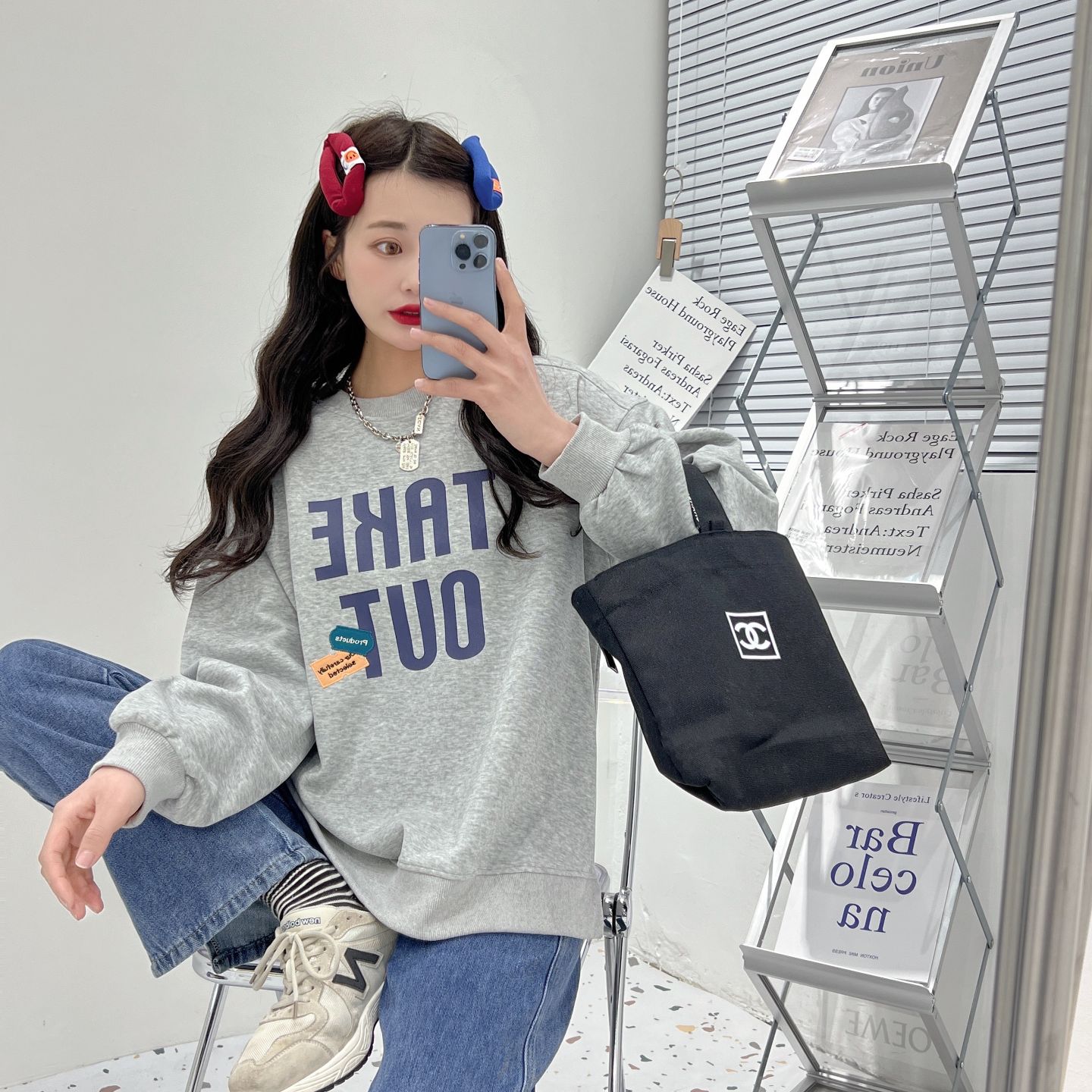 The new spring 2022 spring collection of a chunky blue cream-colored hoodie for women with a round neck and no hat, featuring a loose top and a laid-back style detail image 7