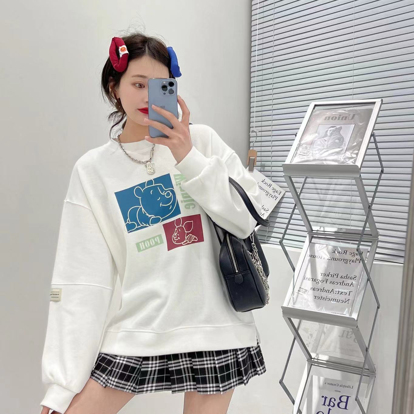 The side-slit round-neck hoodie with a loose hem is a thin and fashionable top for women's early spring in 2022 detail image 7