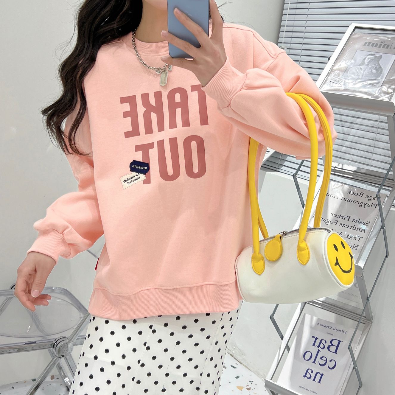 The new spring 2022 spring collection of a chunky blue cream-colored hoodie for women with a round neck and no hat, featuring a loose top and a laid-back style Application Scenario
