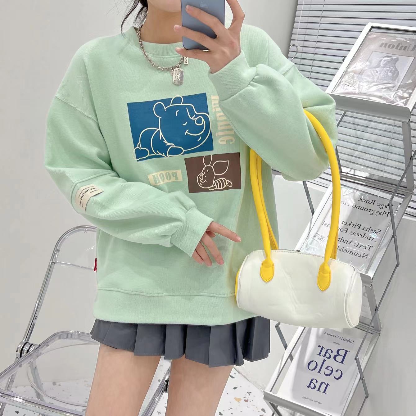 The side-slit round-neck hoodie with a loose hem is a thin and fashionable top for women's early spring in 2022 detail image 8
