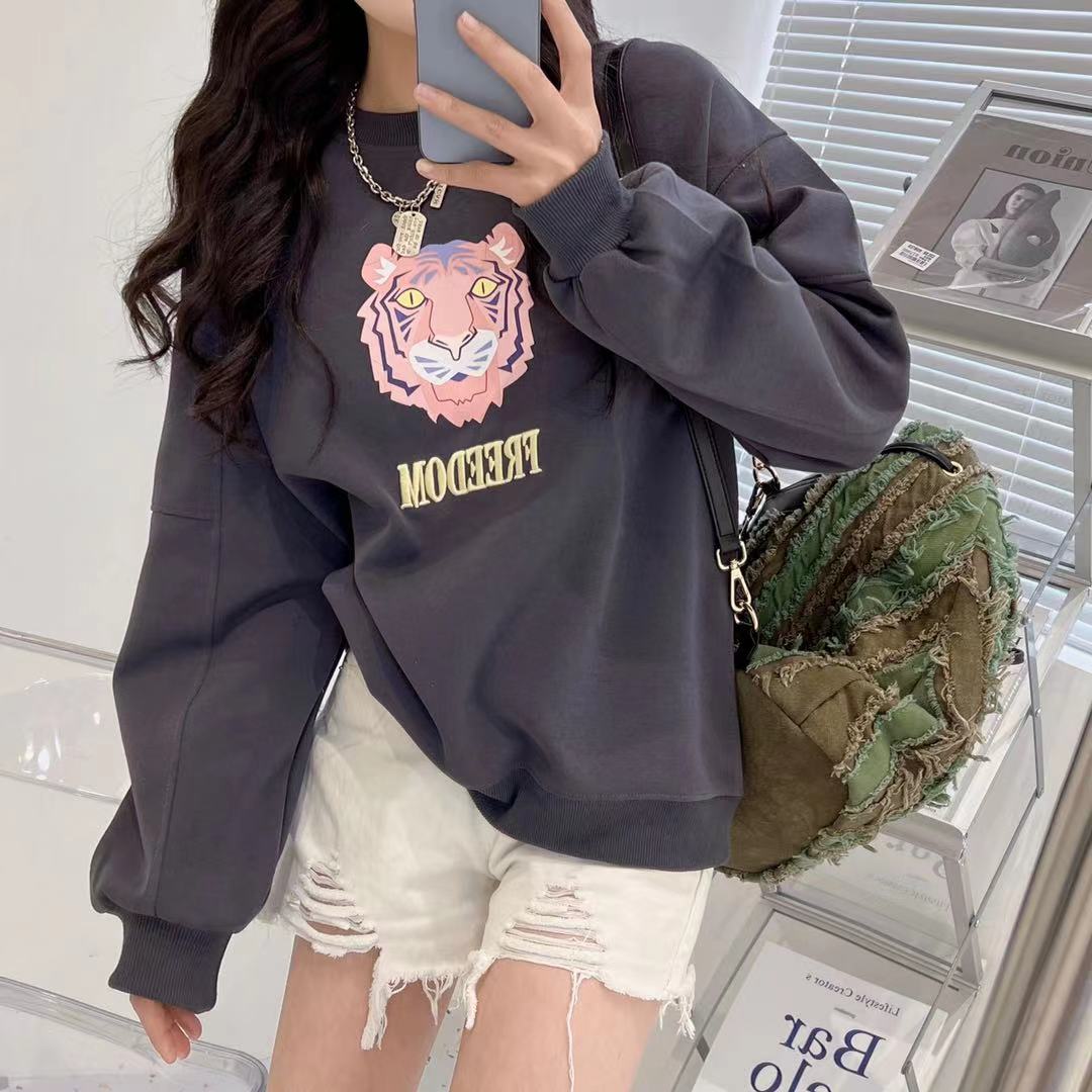 The Tiger hoodie jacket is a new spring collection for women. It features a loose and casual short, round-neck, hoodless design with a unique and laid-back vibe details Picture