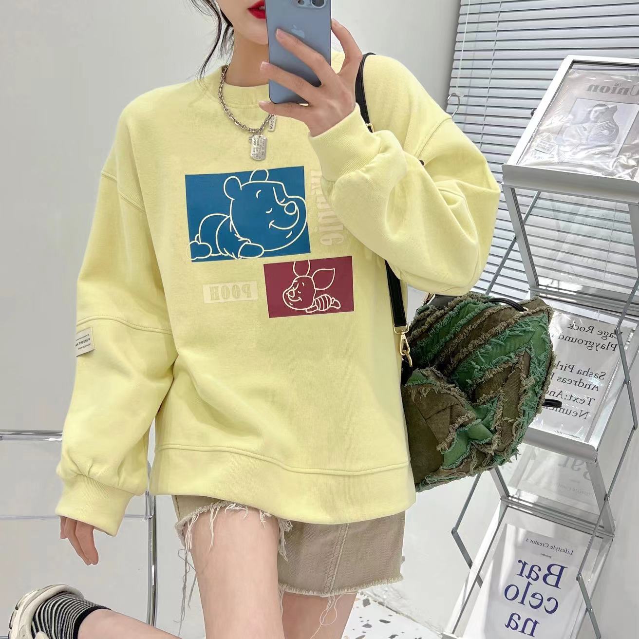The side-slit round-neck hoodie with a loose hem is a thin and fashionable top for women's early spring in 2022 detail image 4