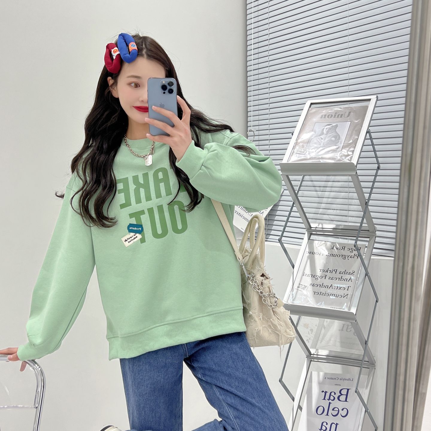 The new spring 2022 spring collection of a chunky blue cream-colored hoodie for women with a round neck and no hat, featuring a loose top and a laid-back style Item Picture