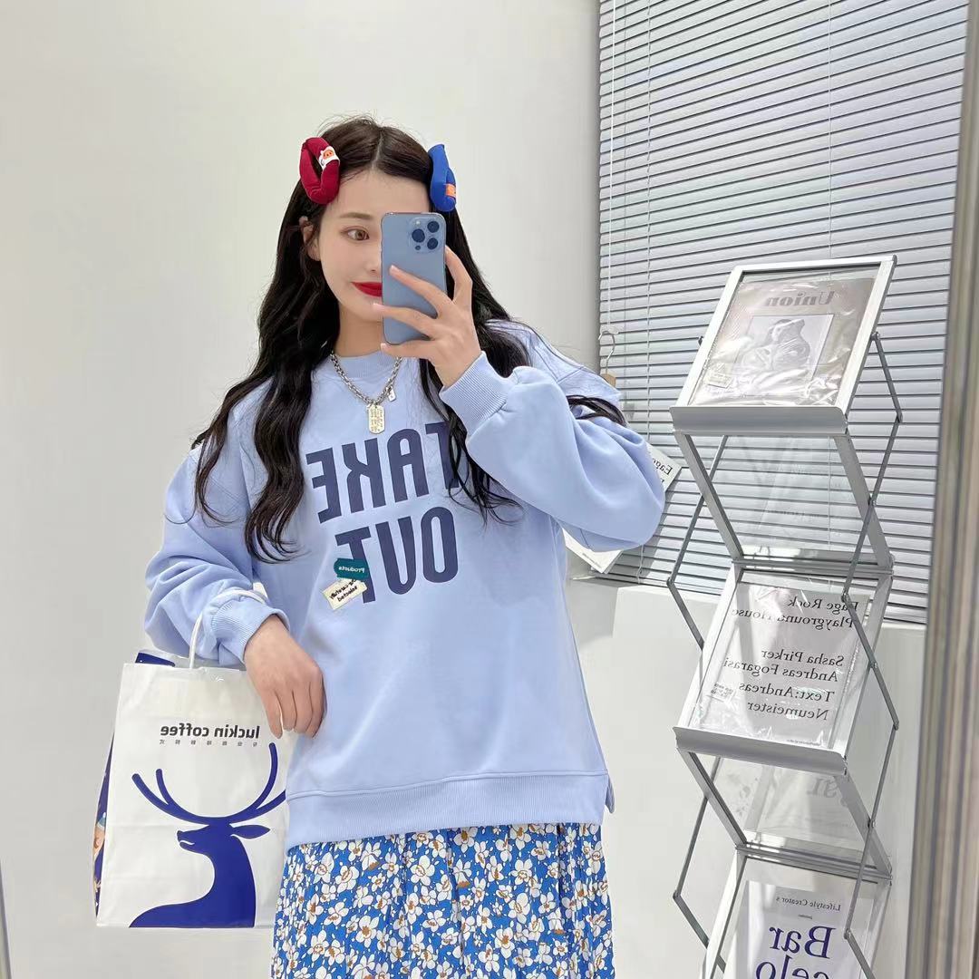 The new spring 2022 spring collection of a chunky blue cream-colored hoodie for women with a round neck and no hat, featuring a loose top and a laid-back style detail image 3