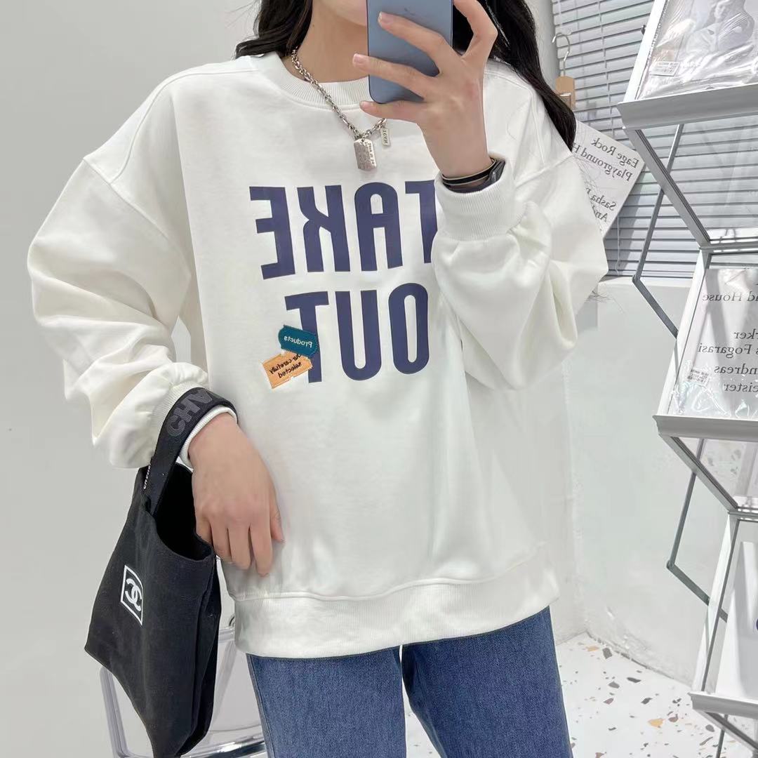 The new spring 2022 spring collection of a chunky blue cream-colored hoodie for women with a round neck and no hat, featuring a loose top and a laid-back style detail image 4