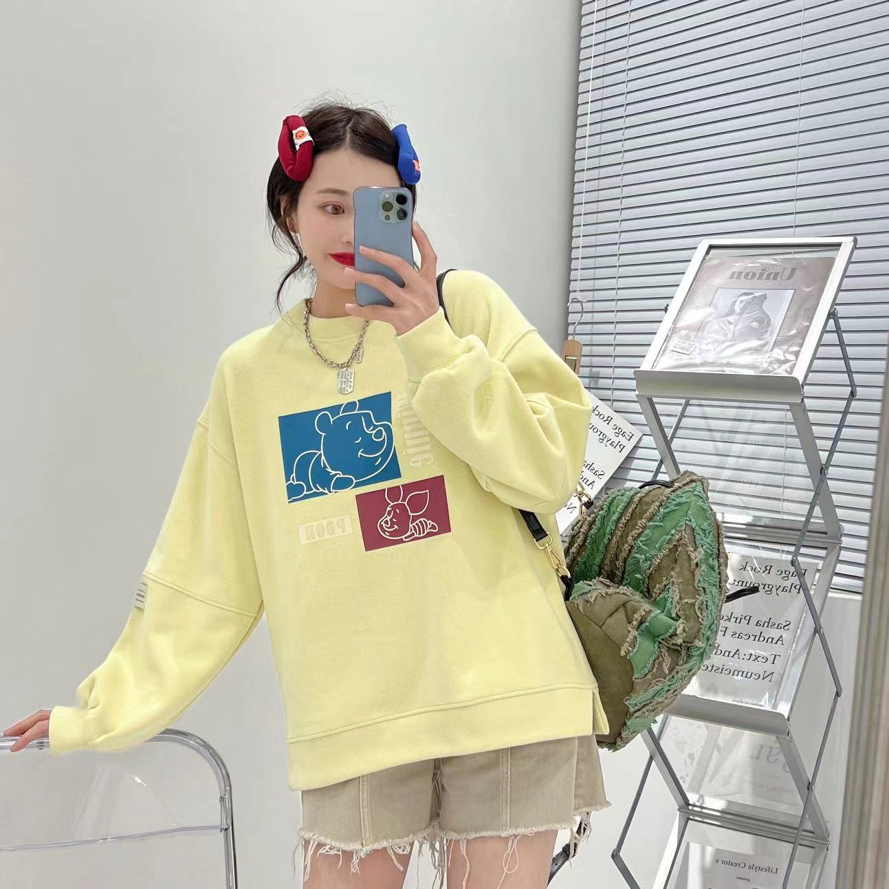 The side-slit round-neck hoodie with a loose hem is a thin and fashionable top for women's early spring in 2022 Specification image