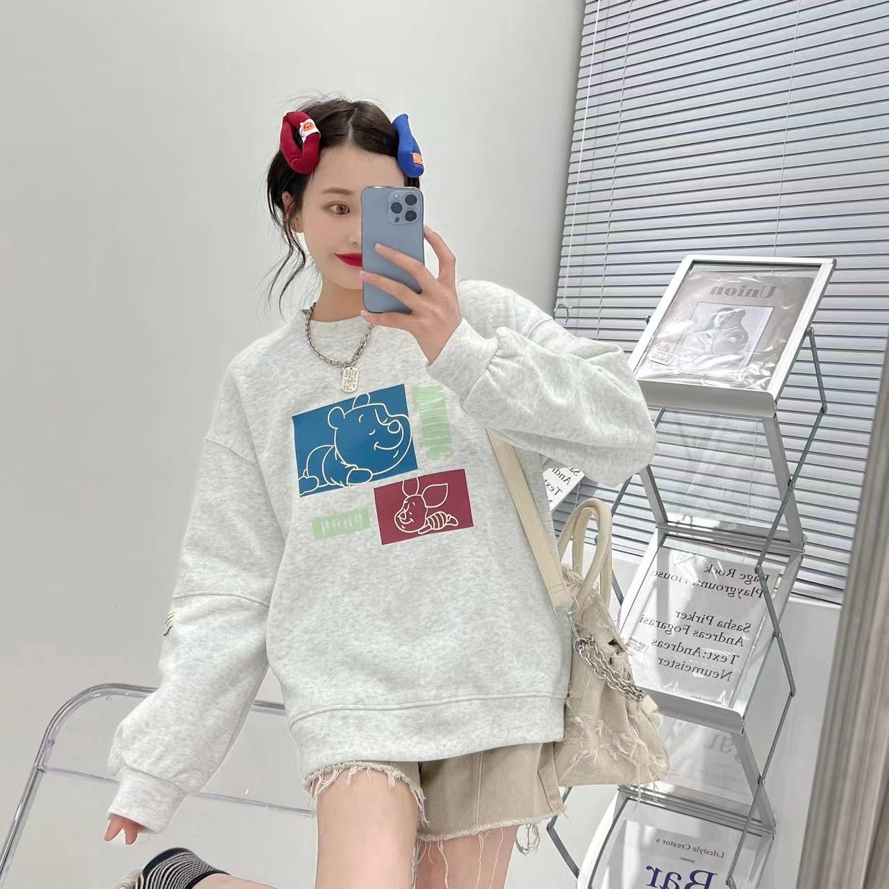 The side-slit round-neck hoodie with a loose hem is a thin and fashionable top for women's early spring in 2022 detail image 2