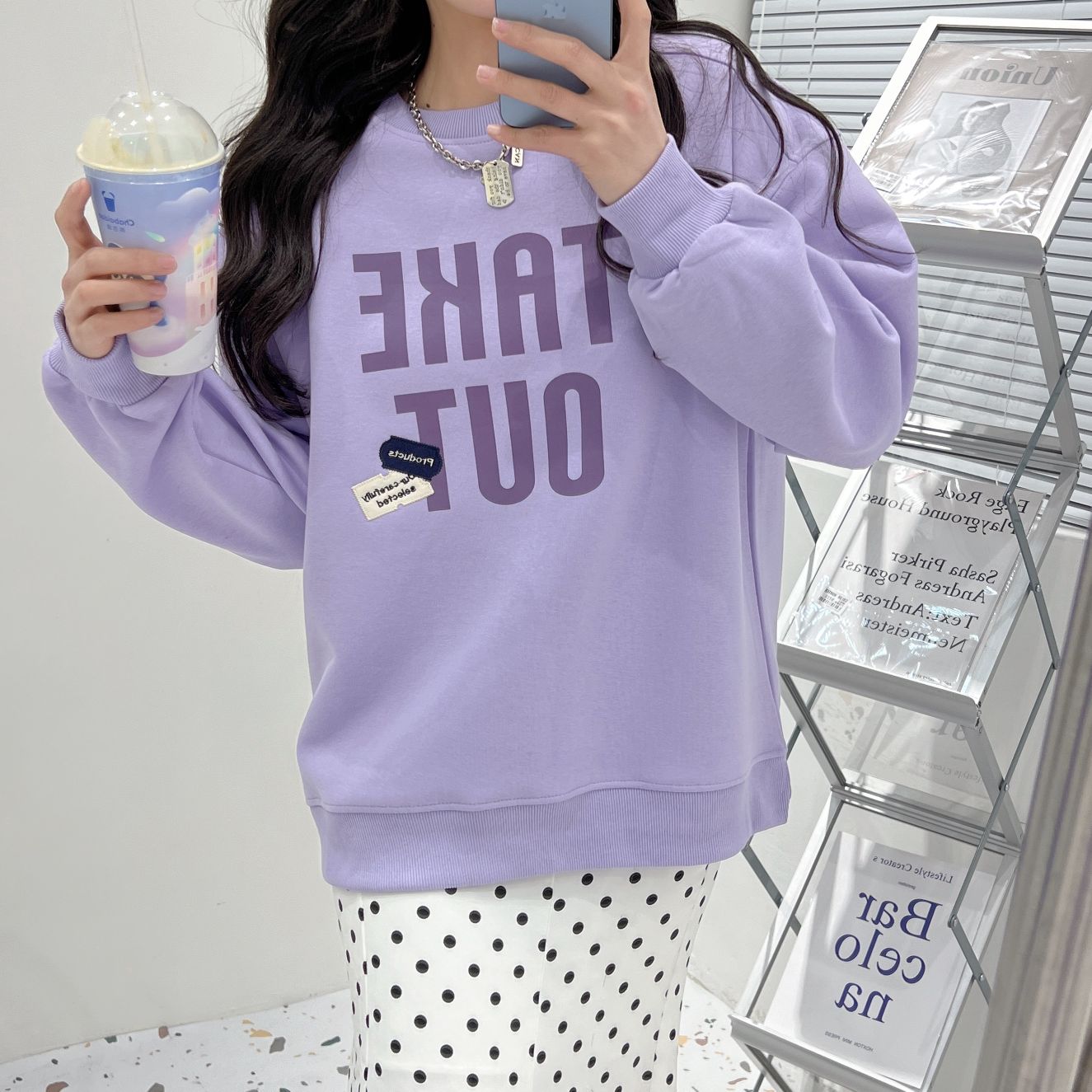 The new spring 2022 spring collection of a chunky blue cream-colored hoodie for women with a round neck and no hat, featuring a loose top and a laid-back style detail image 6