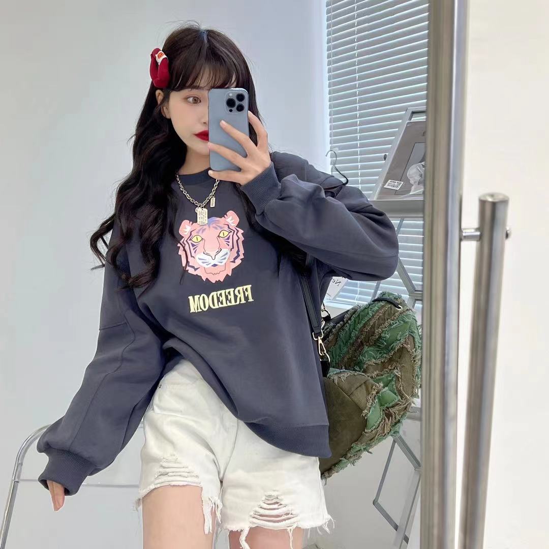 The Tiger hoodie jacket is a new spring collection for women. It features a loose and casual short, round-neck, hoodless design with a unique and laid-back vibe detail image 4
