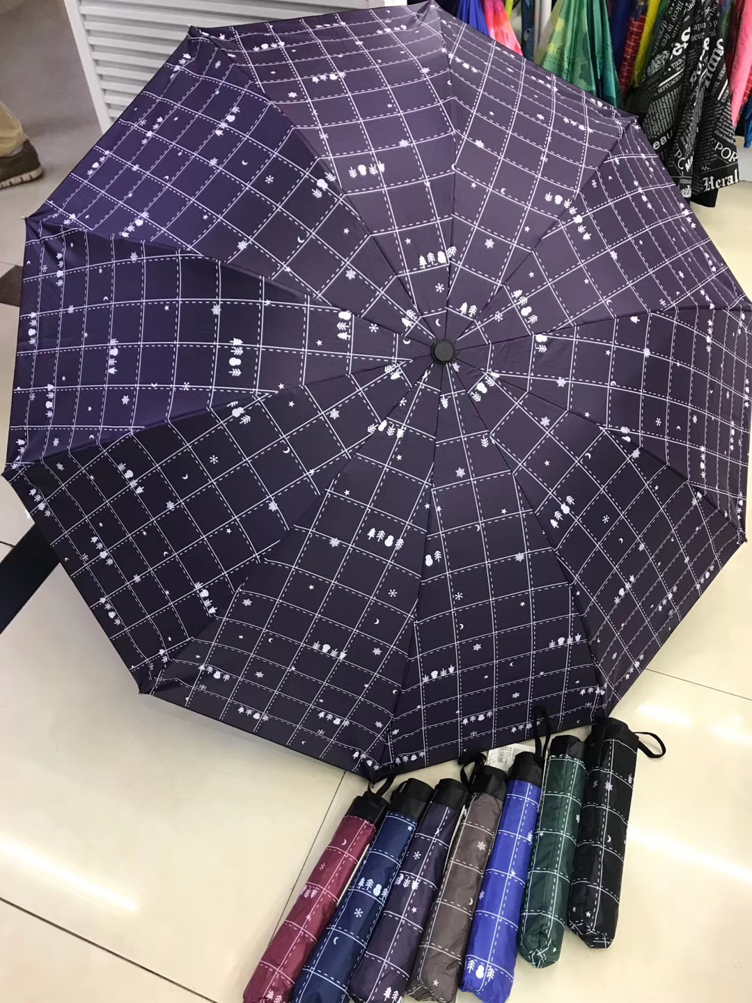 Three-fold spray-painted fabric black rubber grid umbrella Specification image