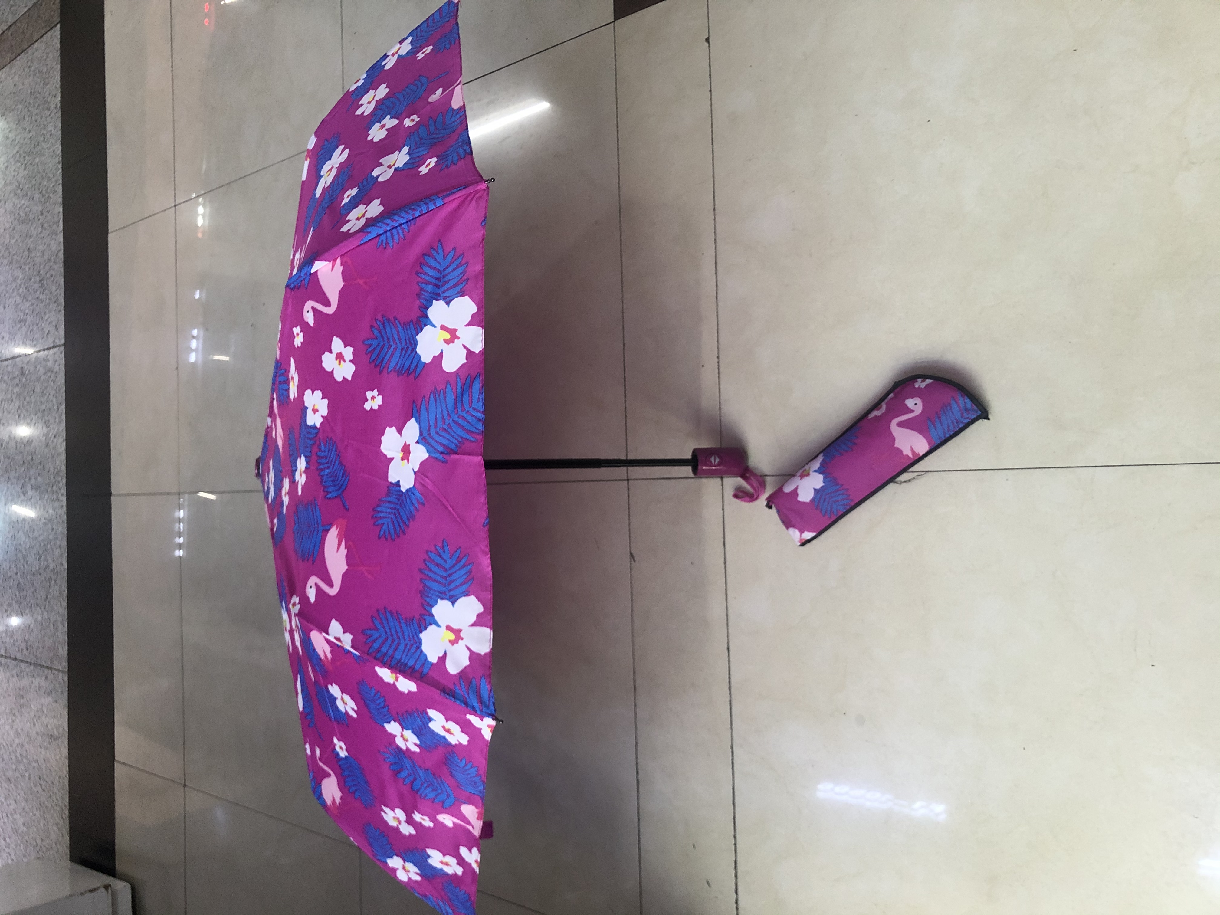 Three-fold spray-painted fabric flamingo umbrella details Picture