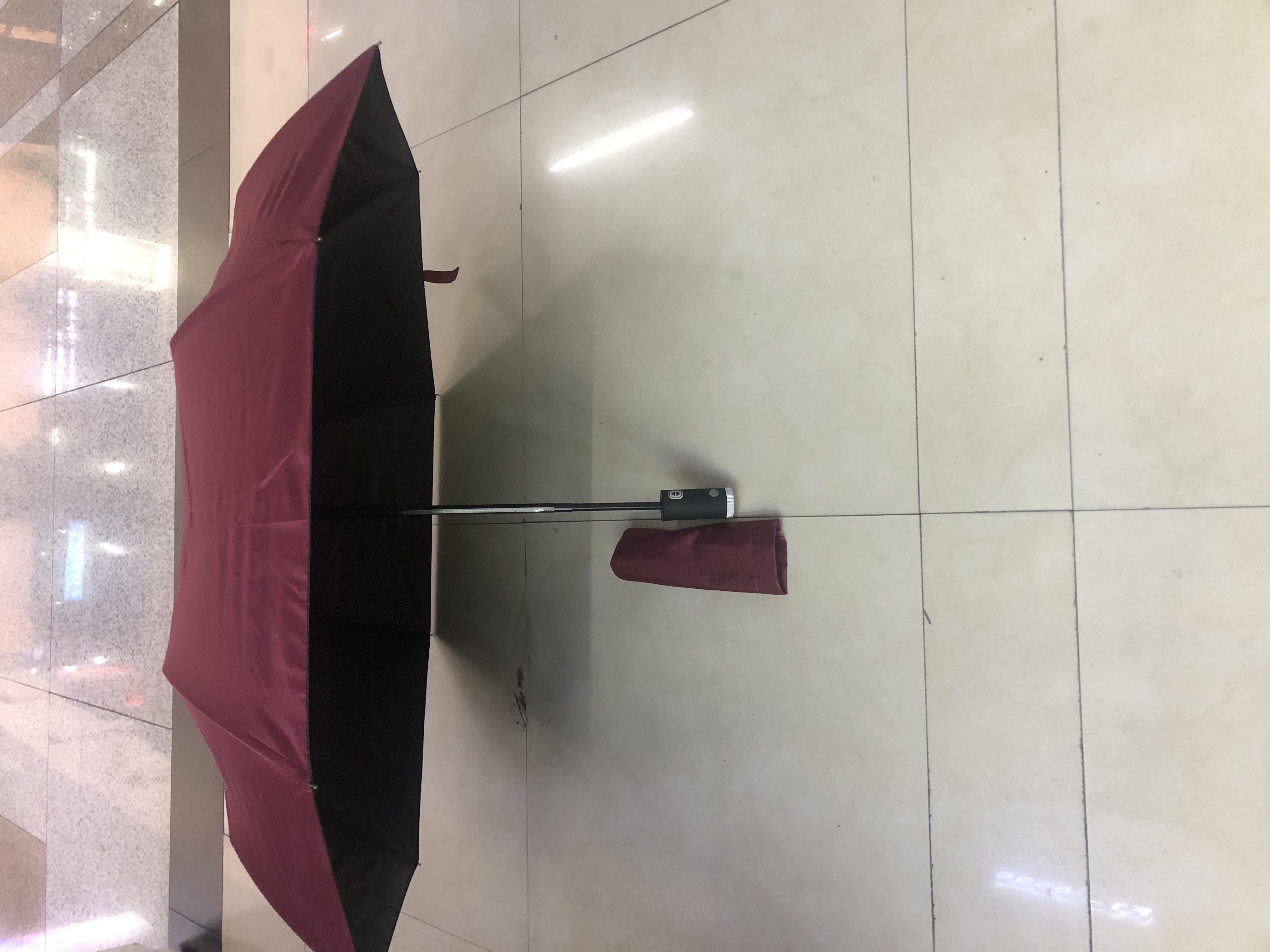 Three-fold fully automatic black vinyl spray-painted cloth belt light umbrella details Picture