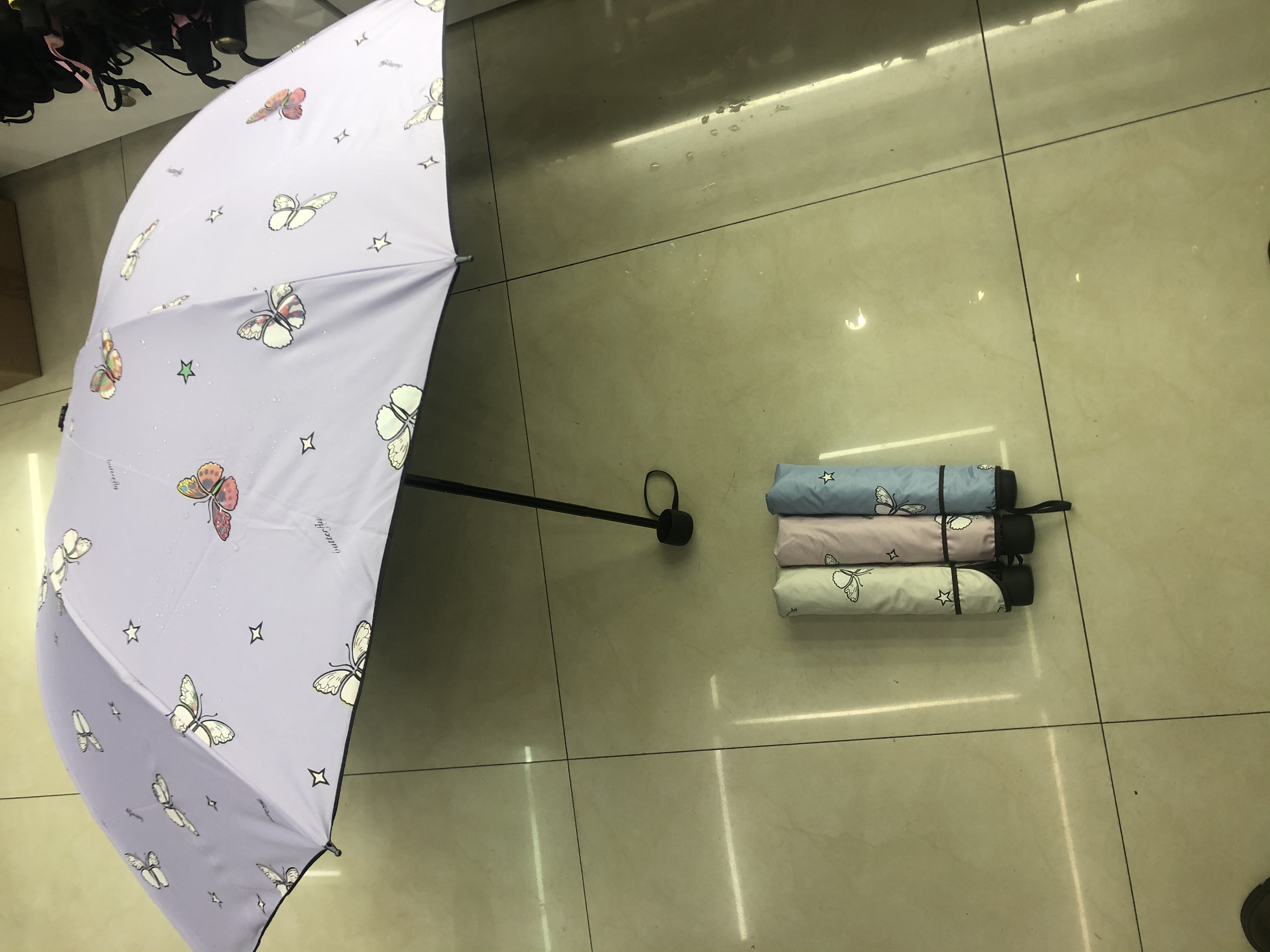 The three-fold spray-painted fabric black glue changes color when exposed to water