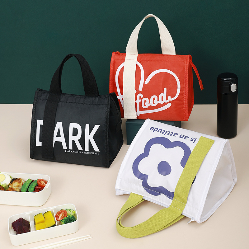 The new lunch hand-held bento bag features a simple ribbon ice pack and is made of waterproof Oxford fabric. It is suitable for office workers and students to carry