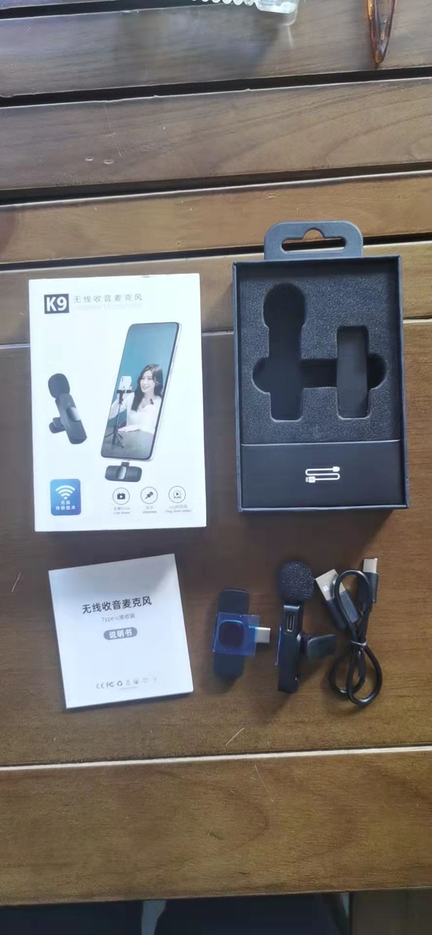 领夹麦克风/无线麦克风/领麦白底实物图