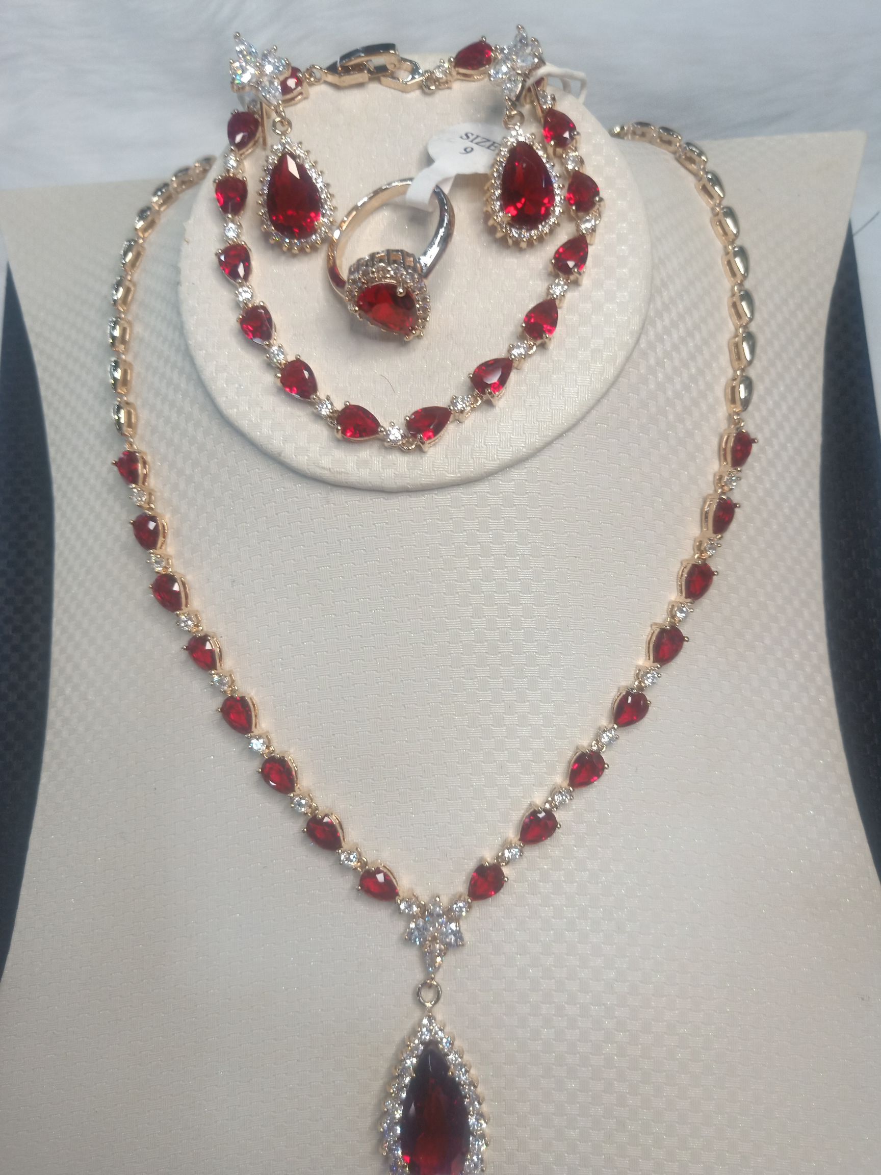 玫瑰金红色施华洛世奇钻石镶嵌项链，手链，耳钉耳环，戒指四件套