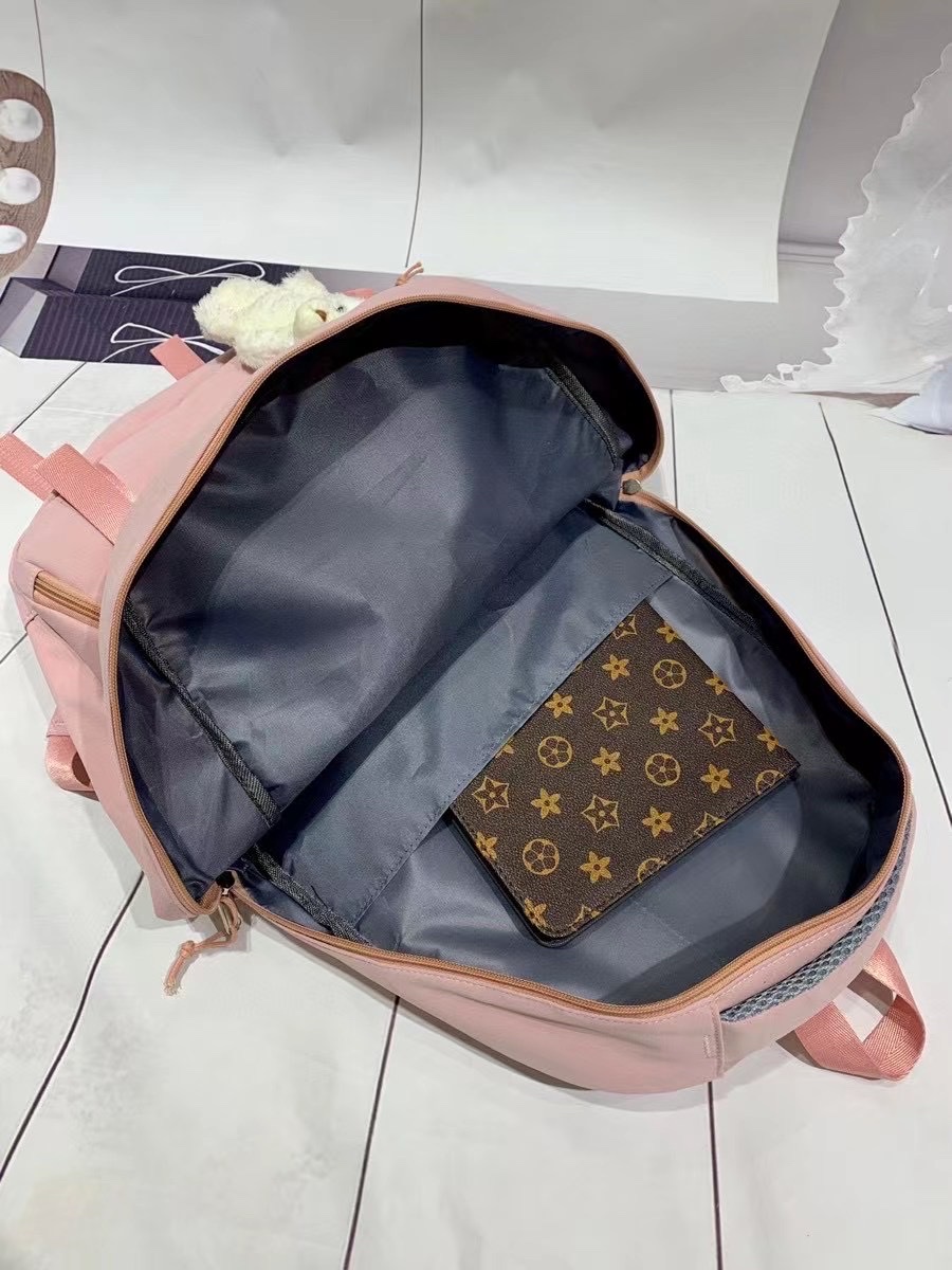 儿童休闲双肩包实物图