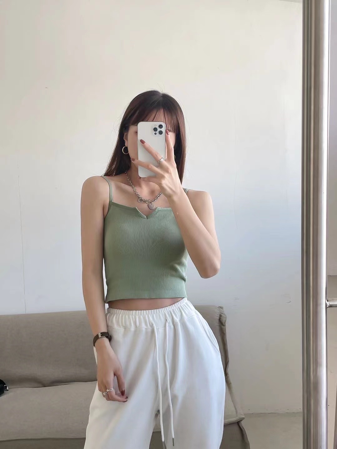 ins Hot Girl style short halter top for girls 2022 student new style small V-neck, crop top, slimming, solid color inner back, trendy details Picture