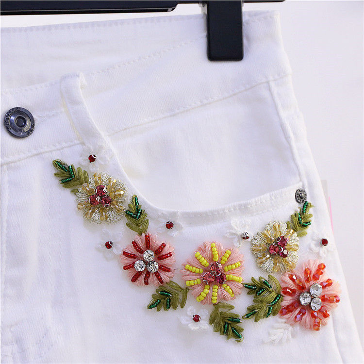 European Station 2022 Summer New sequined white fringed denim shorts Women's versatile embroidered beaded slimming hot pants detail image 2