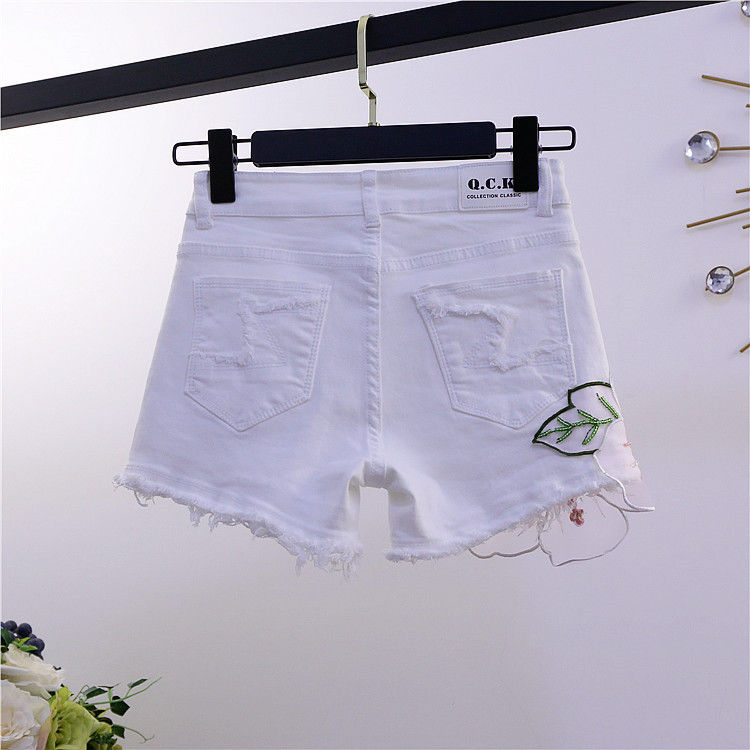 European Station 2022 Summer New leaf sequined beaded fringed denim shorts Women's fashion floral slimming hot pants detail image 9