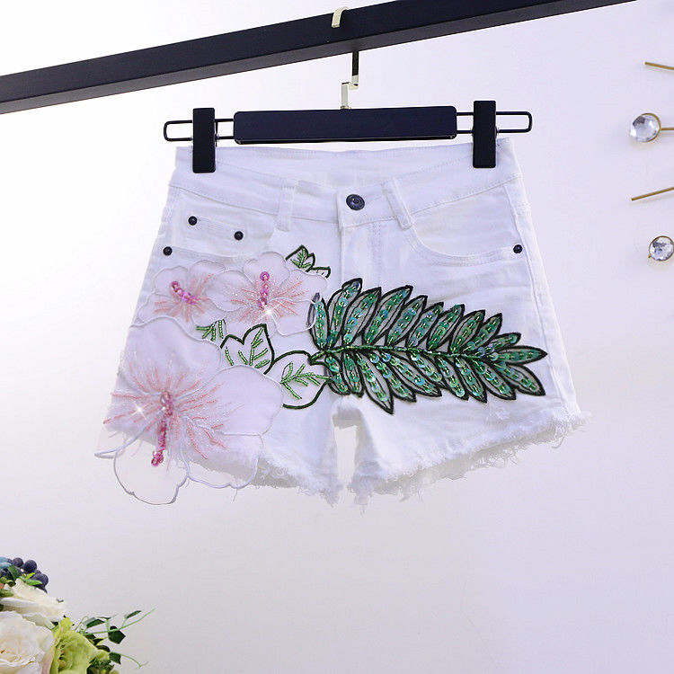 European Station 2022 Summer New leaf sequined beaded fringed denim shorts Women's fashion floral slimming hot pants detail image 2