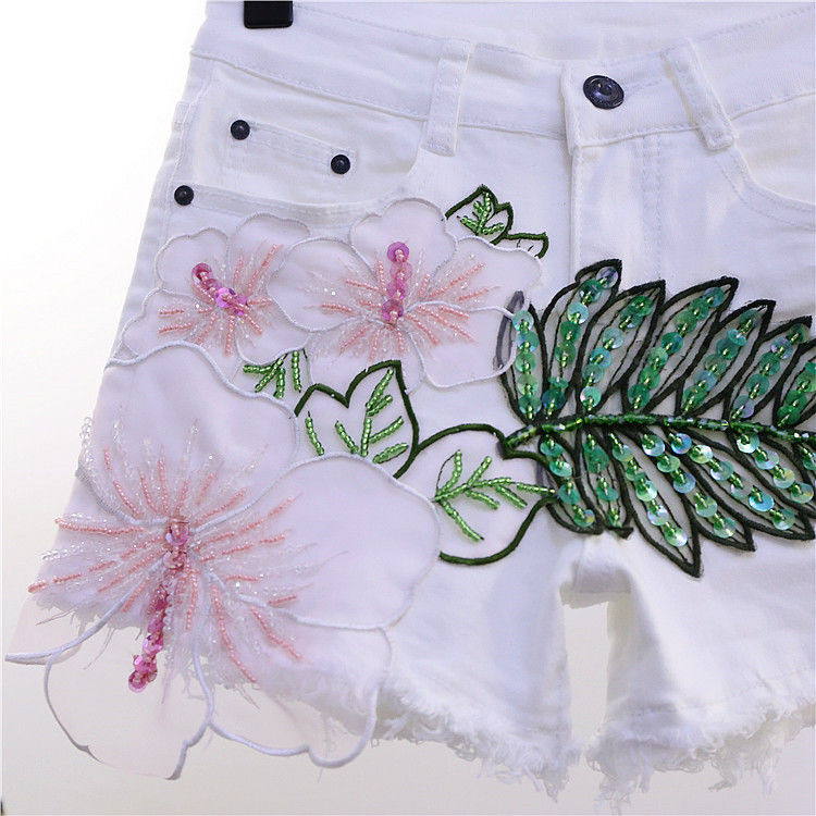 European Station 2022 Summer New leaf sequined beaded fringed denim shorts Women's fashion floral slimming hot pants detail image 6