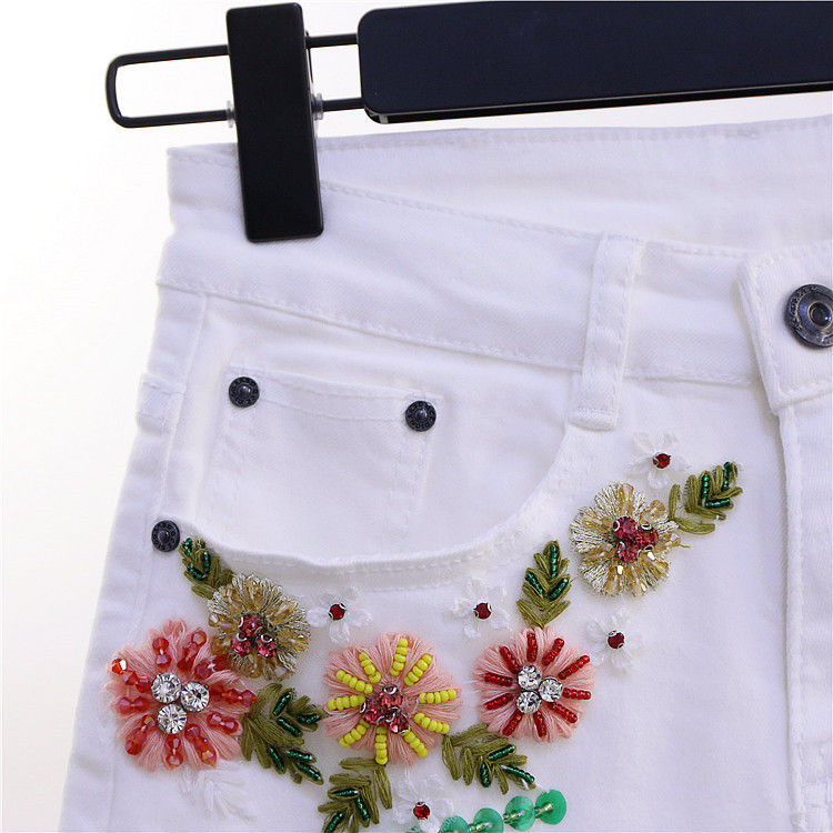 European Station 2022 Summer New sequined white fringed denim shorts Women's versatile embroidered beaded slimming hot pants details Picture