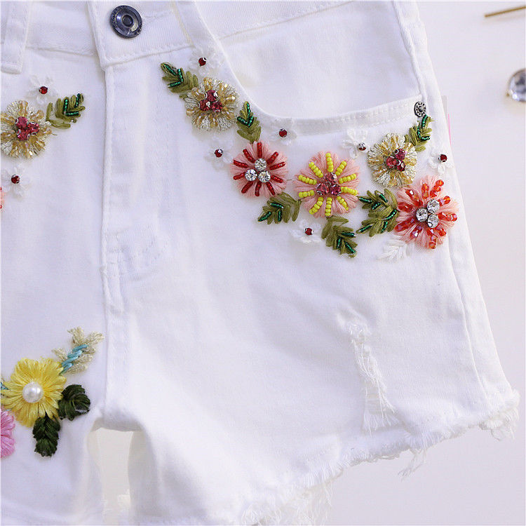 European Station 2022 Summer New sequined white fringed denim shorts Women's versatile embroidered beaded slimming hot pants detail image 6