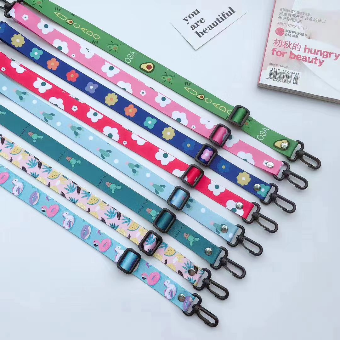 2.0 Wide crossbody single-shoulder cartoon phone lanyard Application Scenario