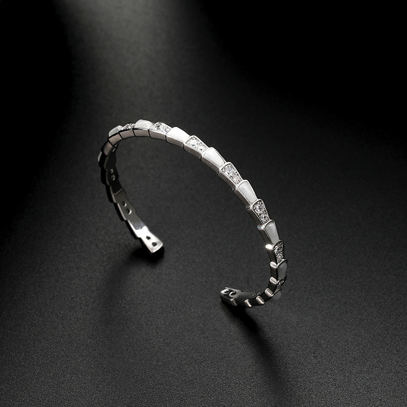 This is a trendy shell snake bone fashion bracelet with an open cat's eye Application Scenario